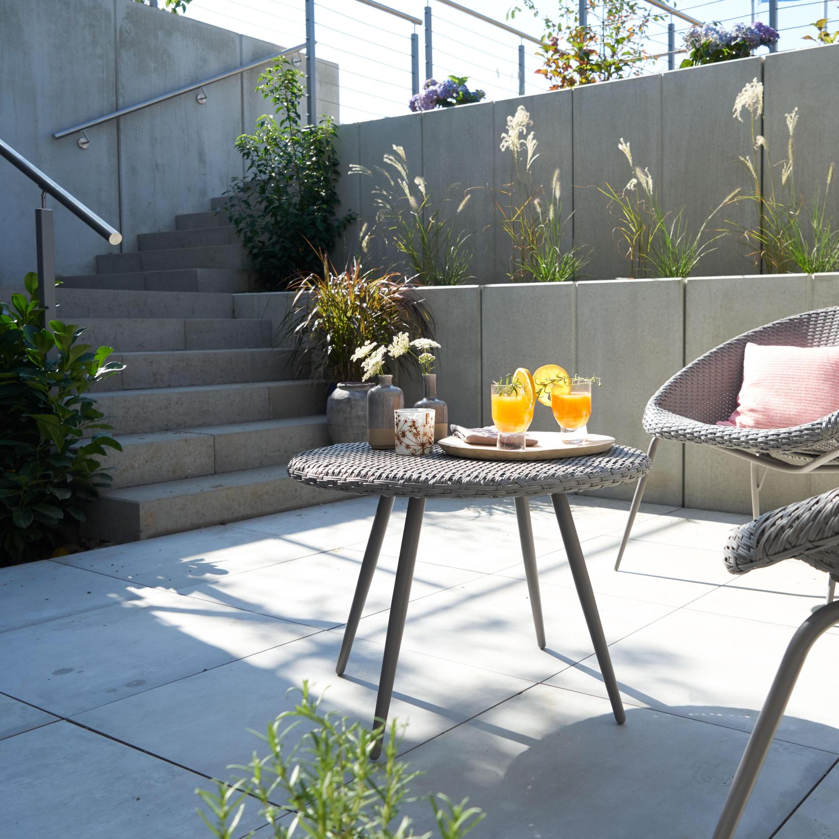 Terrasse eines Souterrains mit Gartenzugang 