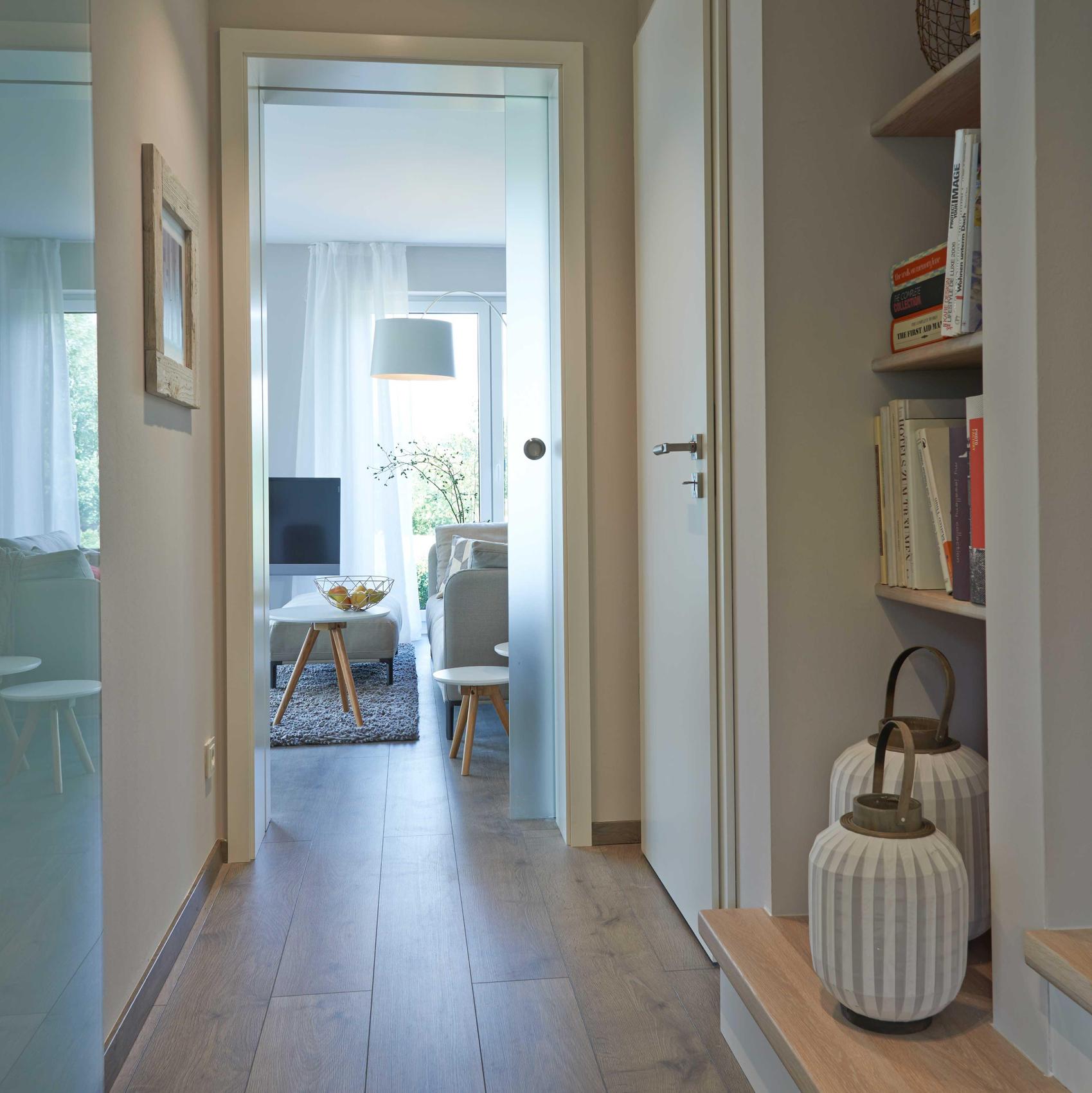 Blick in einen Hausflur mit Bücherregalen