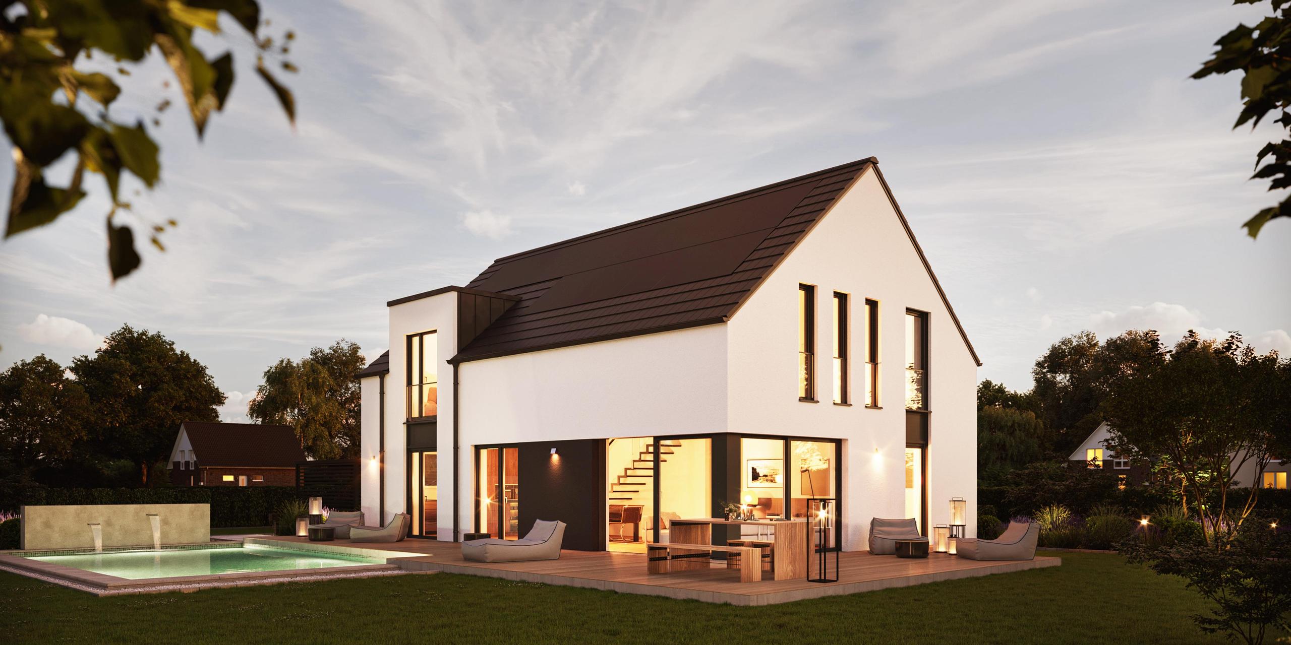 Ansicht eines Einfamilienhauses mit zwei Etagen in der Dämmerung. Das Haus hat einen Garten mit Pool und eine große, umlaufende Terrasse. Es handelt sich um das Maxime 380 von Viebrockhaus