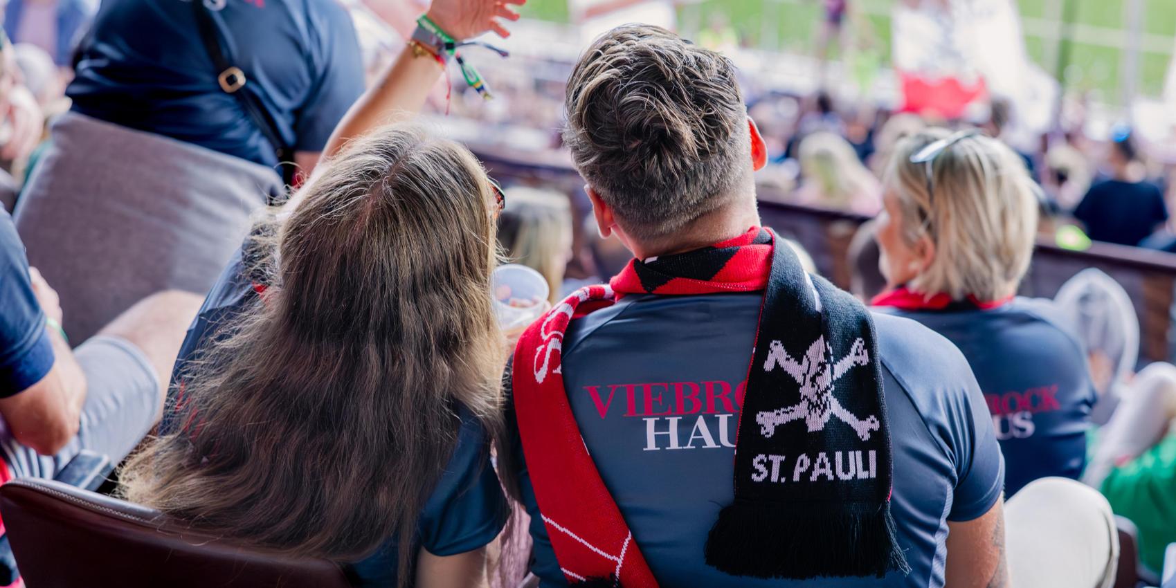 Rückansicht zwei Fans mit Schal