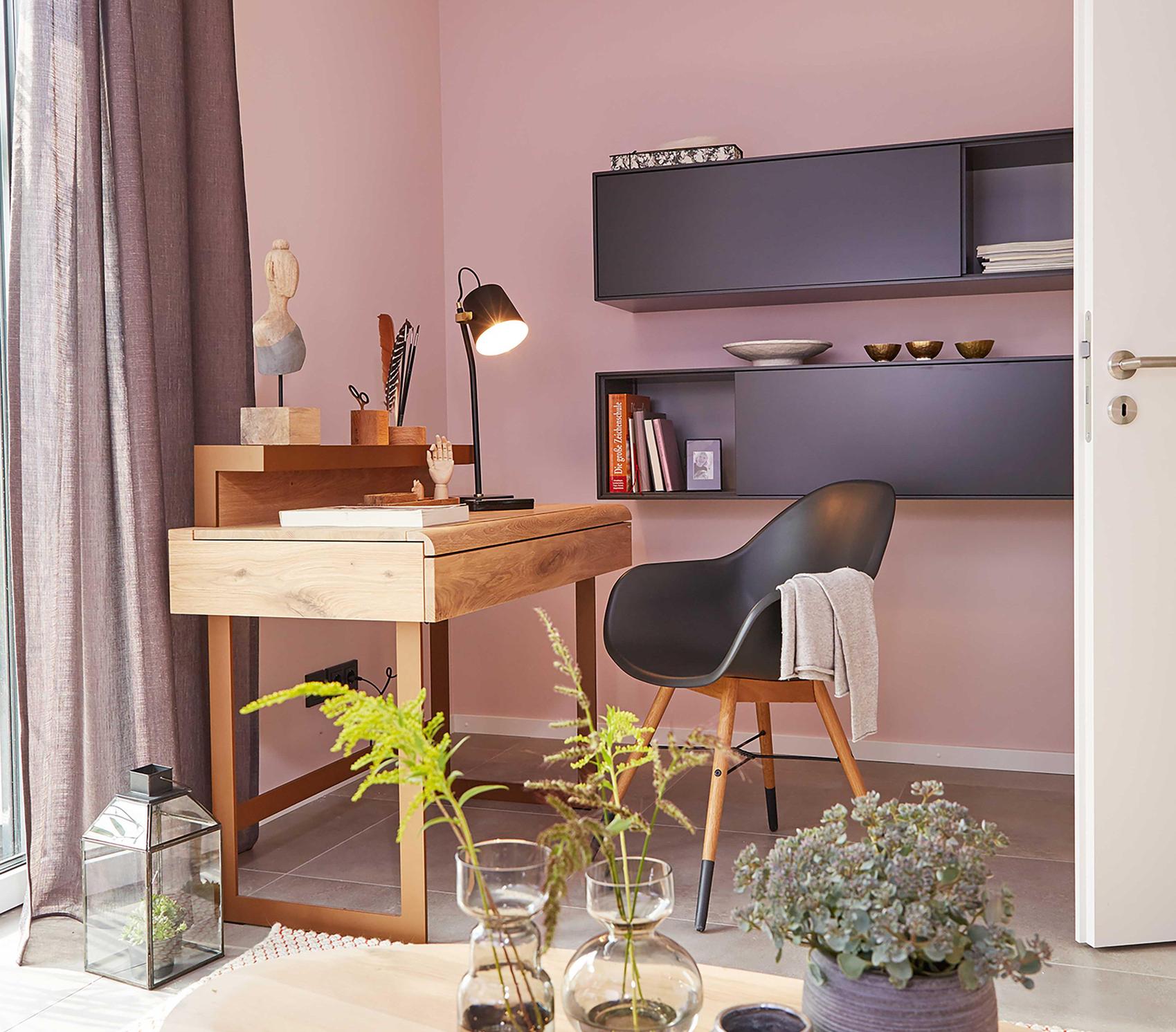 Blick auf eine gemütliche Arbeitszimmer-Ecke mit Holzschreibtisch