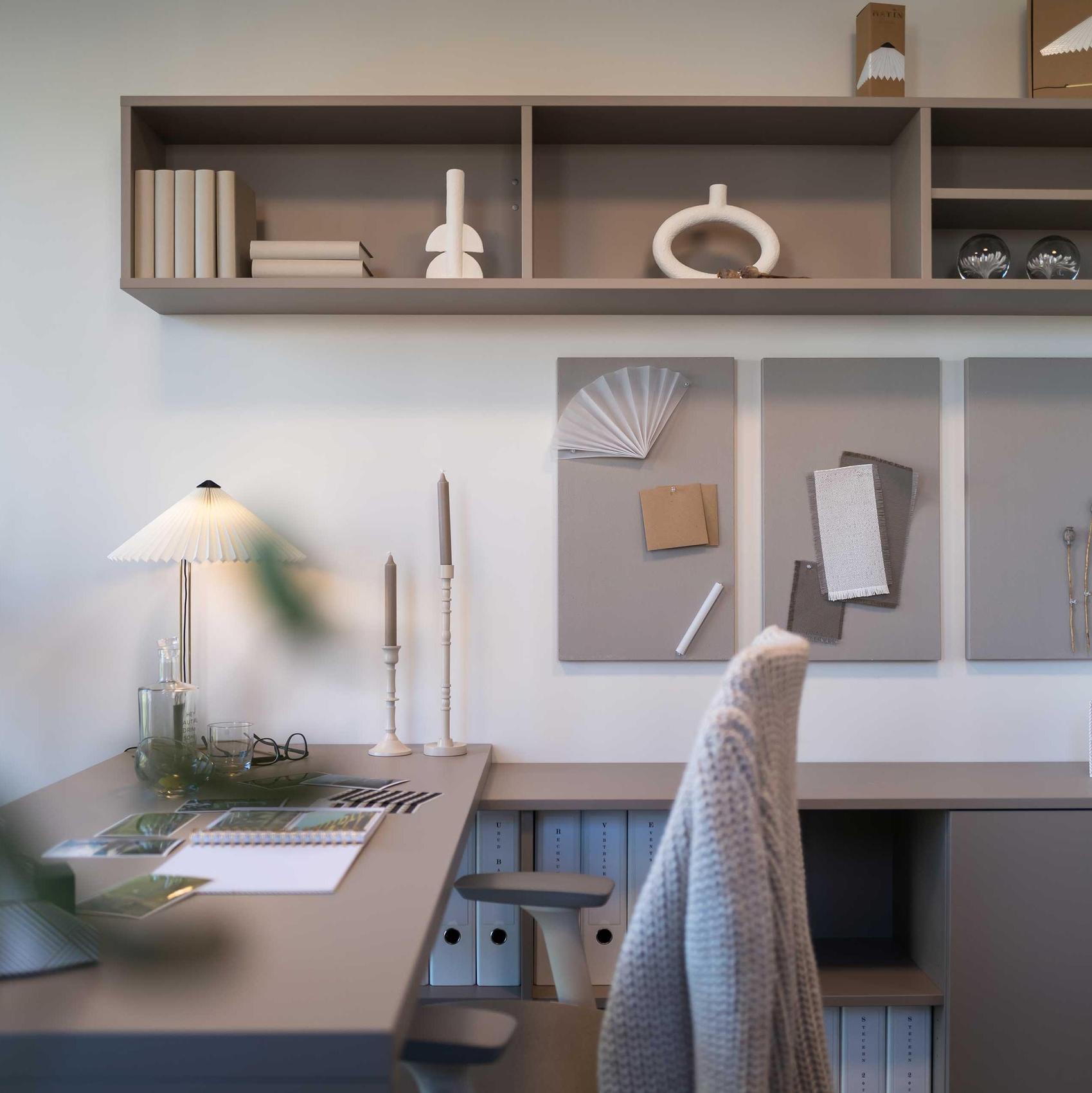 Blick in ein hell gehaltenes Arbeitszimmer