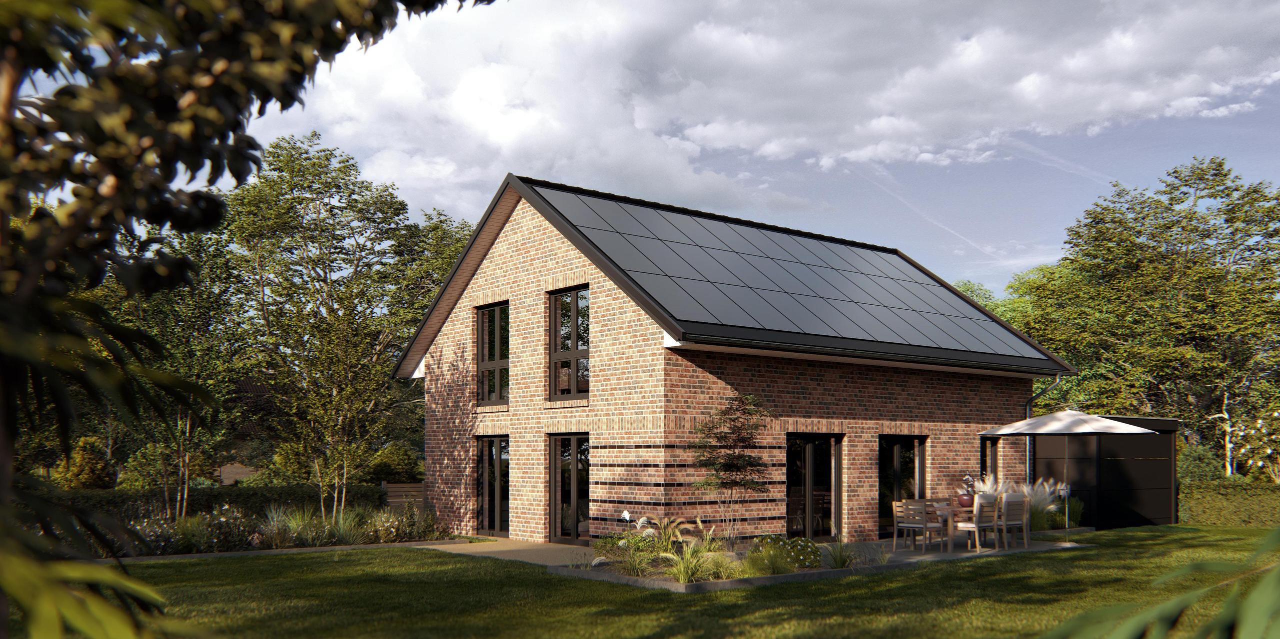 Seitenansicht eines Einfamilienhauses mit Klinker und einer großen Photovoltaikanlage auf dem Dach. Es handelt sich um das V3 von Viebrockhaus
