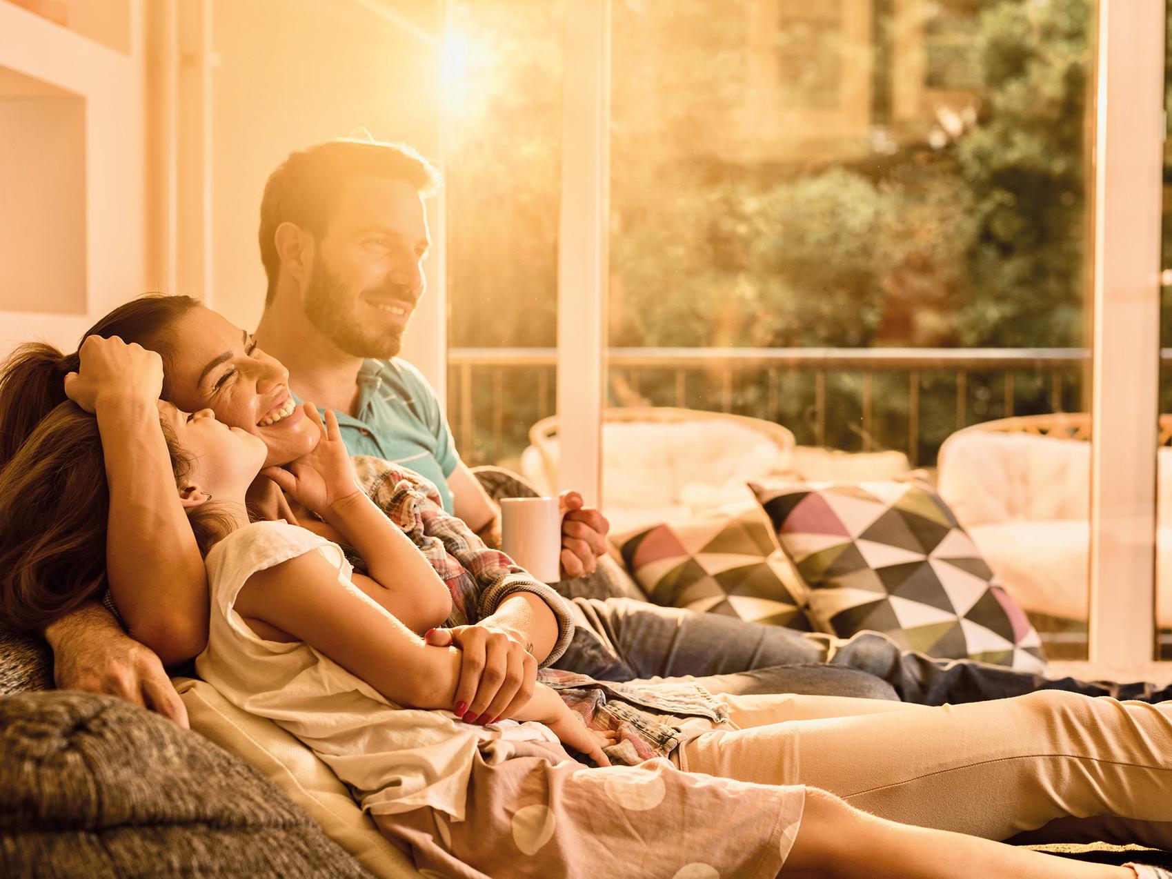 Schubkarre mit glücklicher Familie