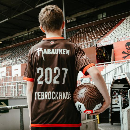 Kind mit Ball  im FC St. Pauli Stadion