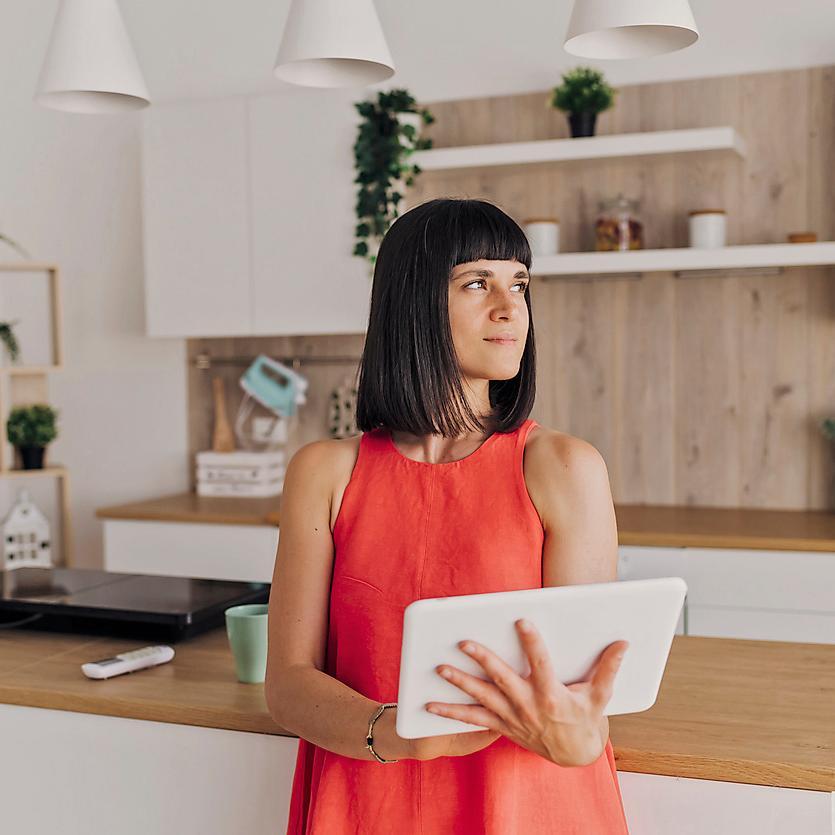 Eine Frau überlegt, welche Planung Sie in der Viebrockhaus Designer-App als Nächstes angeht. 
