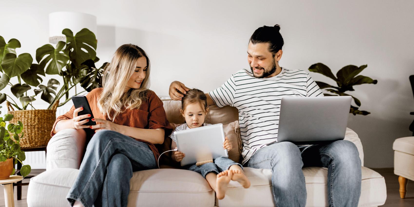Eine Familie sitzt am Laptop