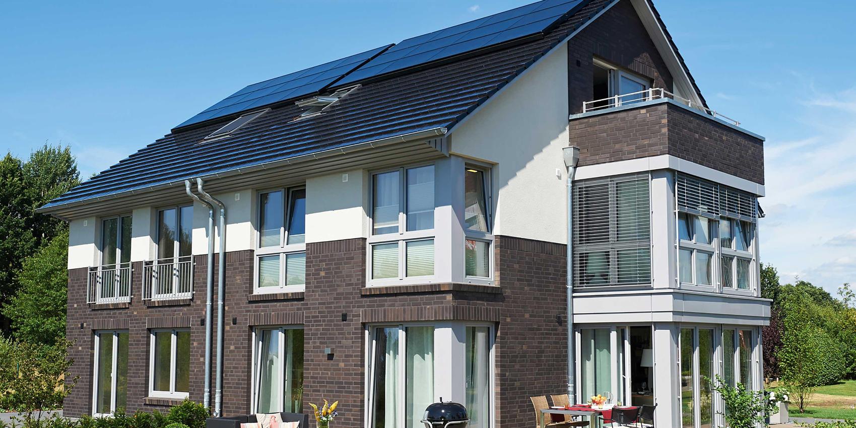 Doppelhaus verklinkert mit weißen bodentiefen Fenstern von Viebrockhaus - Maxime 1000 D