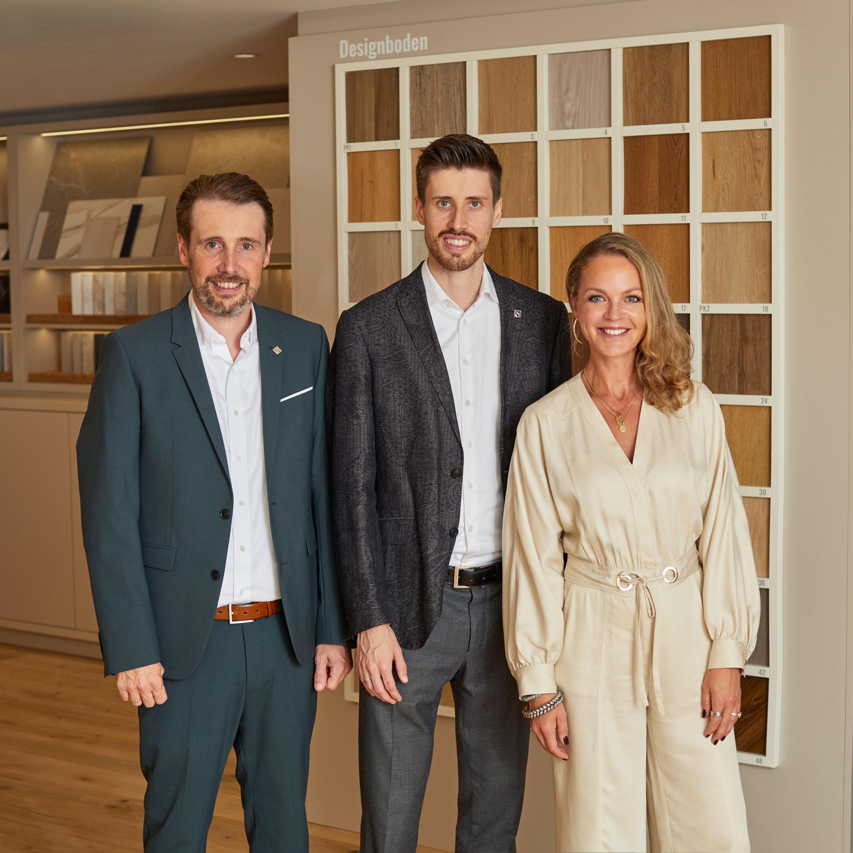Dirk und Lars Viebrock (CEOs Viebrockhaus AG) und Eva Brenner (Dipl.-Ing. für Innenarchitektur)