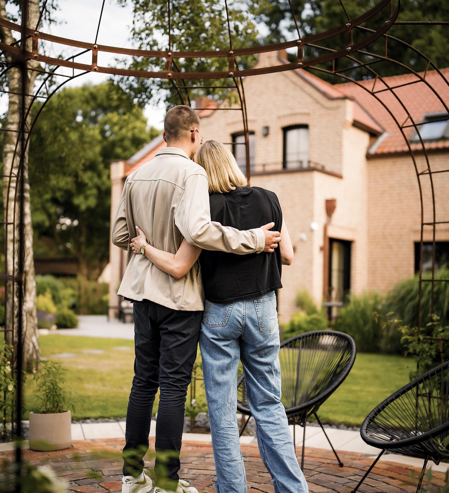 Ein Paar umarmt sich vor ihrem Viebrockhaus