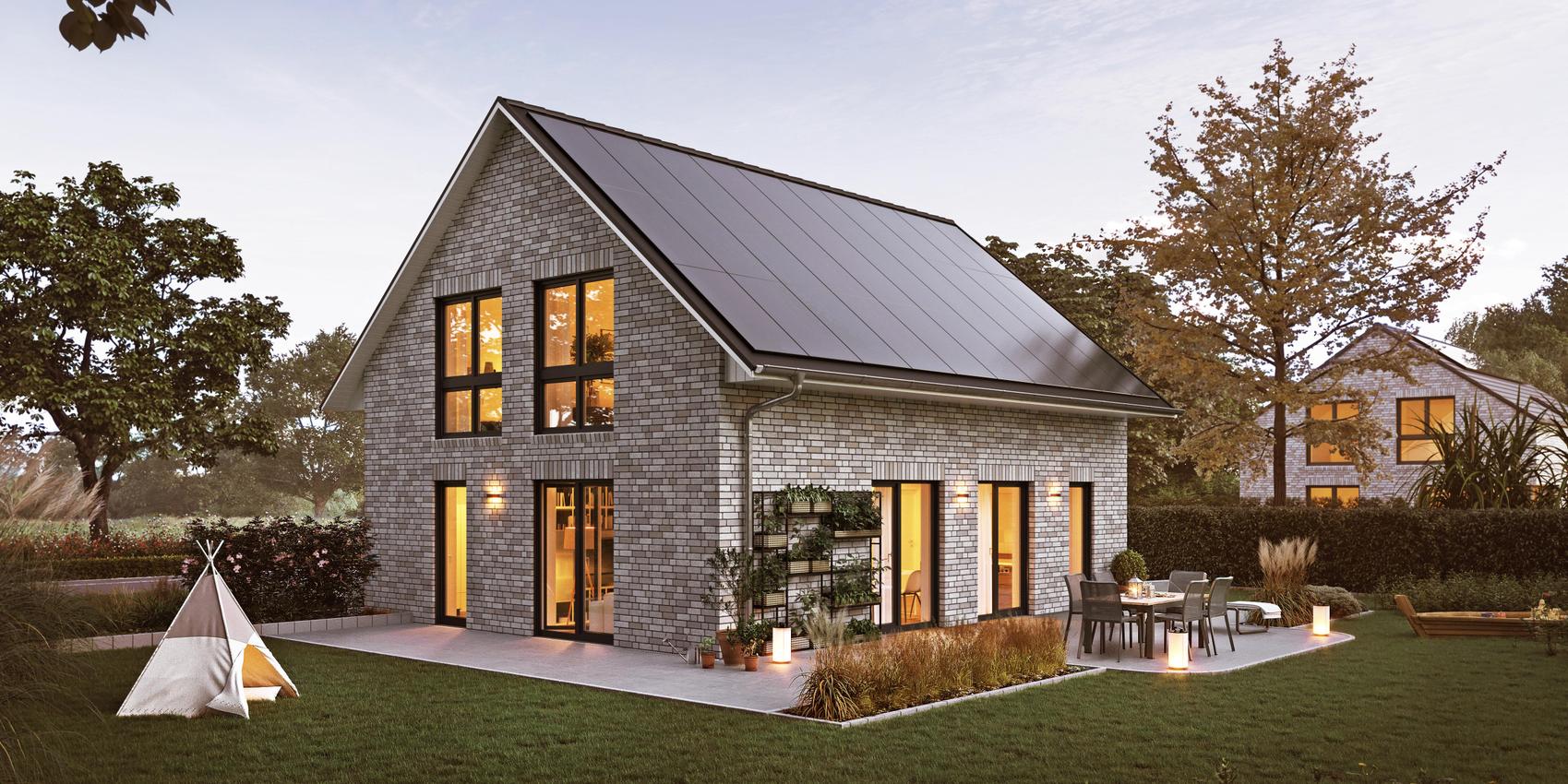 Einfamilienhaus mit Ansicht aus dem Garten. Das Einfamilienhaus hat bodentiefe Fenster und nennt sich V5 von Viebrockhaus