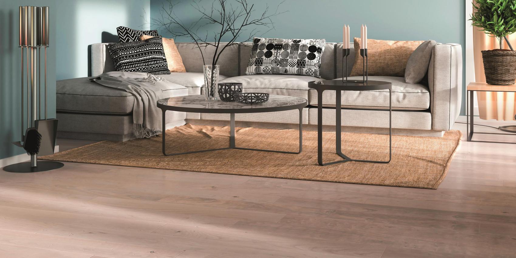 Ein Wohnzimmer mit Sofa, Couchtisch und Holzfußboden