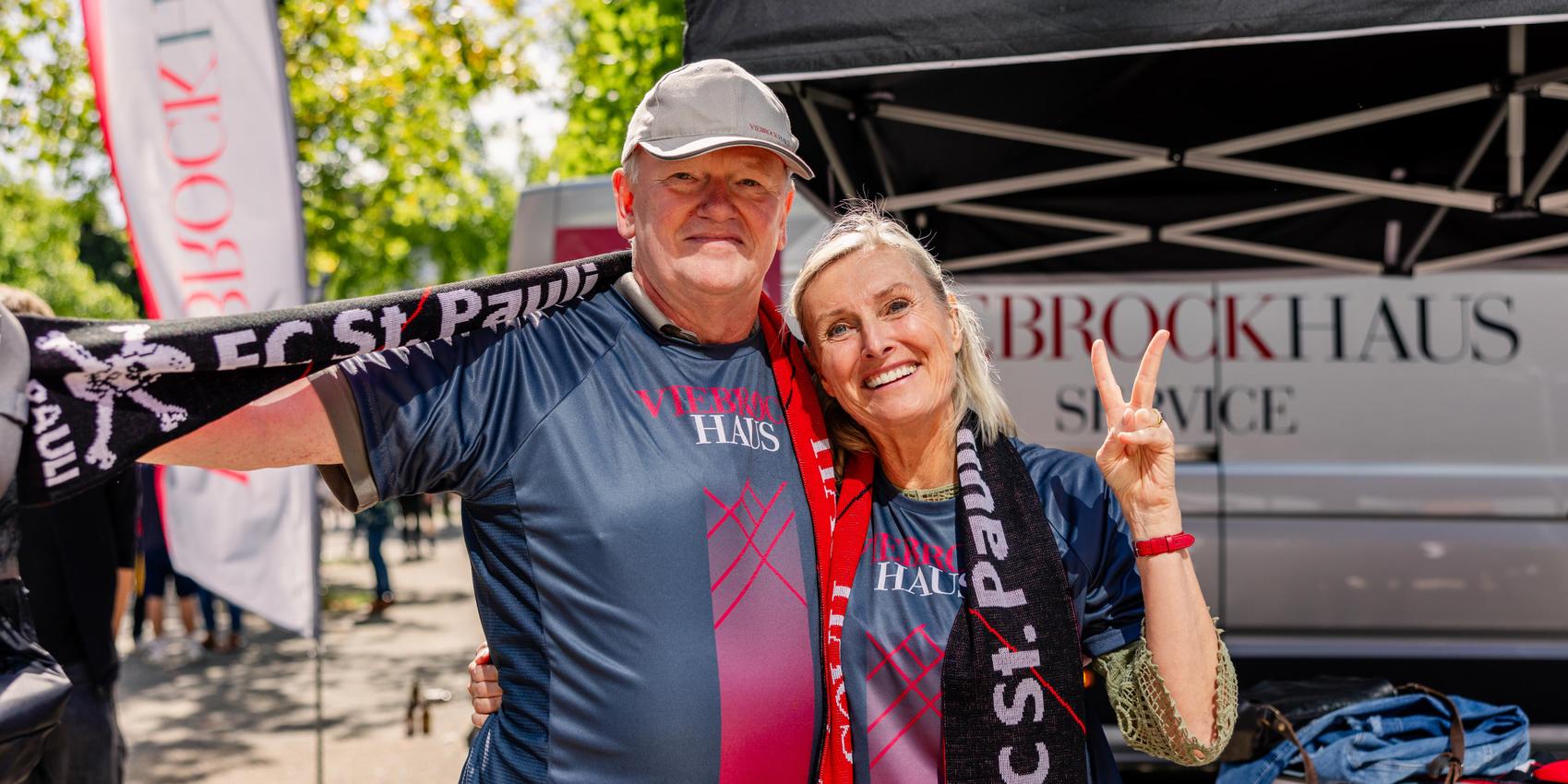 Mann und Frau mit Fanschal