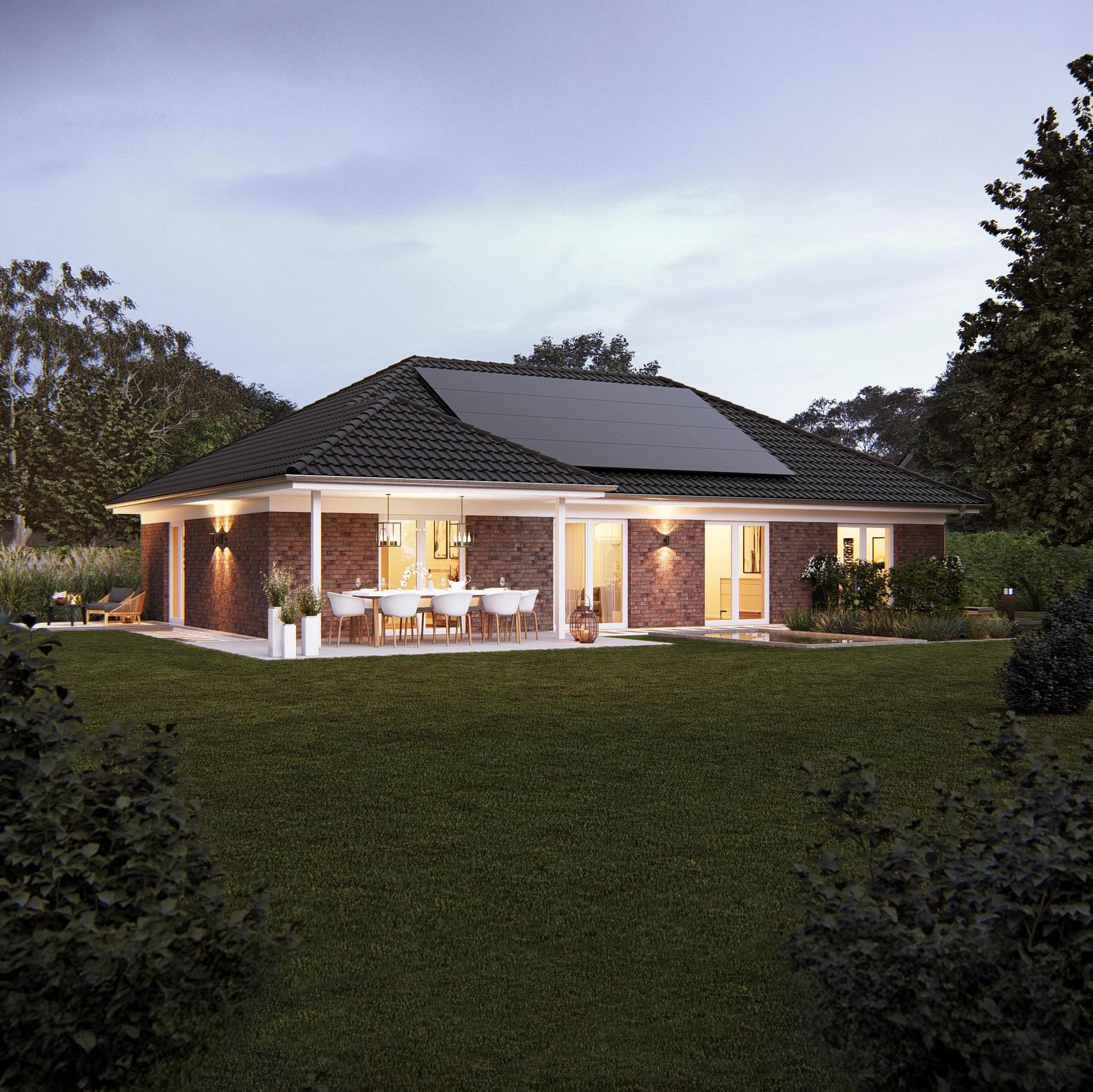 Weißer Bungalow mit überdachter Terrasse und Photovoltaikanlage.