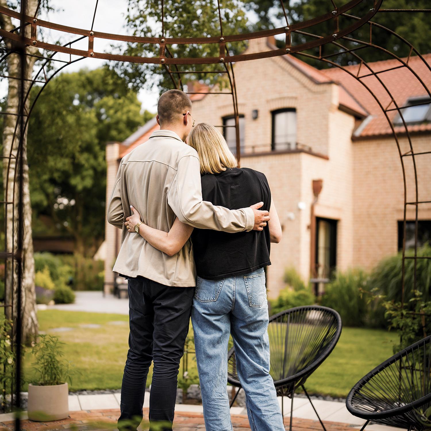 Paar umarmt sich vor ihrem Viebrockhaus