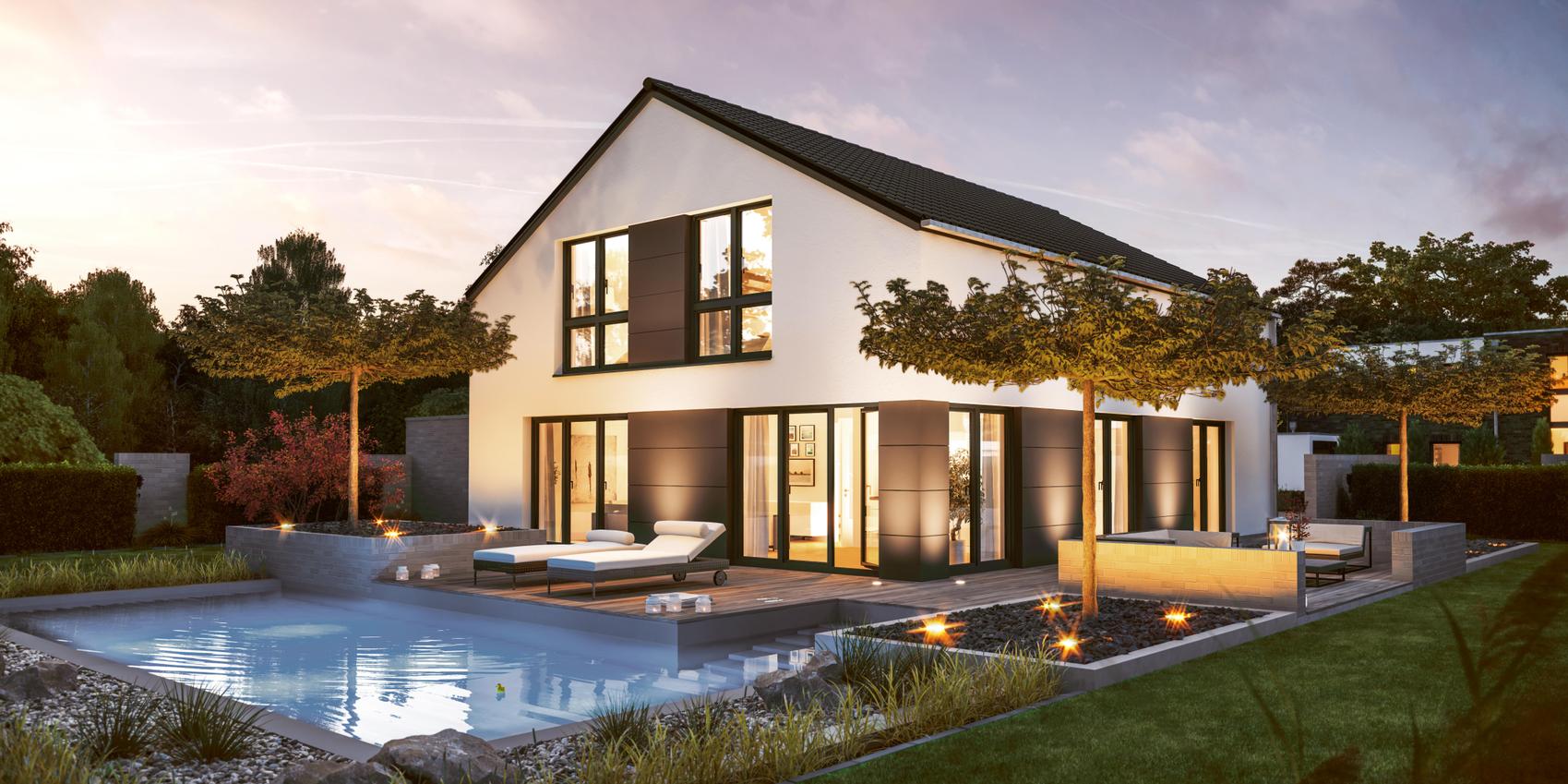 Rückansicht eines Einfamilienhauses mit zwei vollen Stockwerken und vielen bodentiefen Fenstern mit weißer, verputzter Fassade. Im Garten ist ein Pool und eine große Terrasse über Eck. Es handelt sich um das Edition 600 von Viebrockhaus