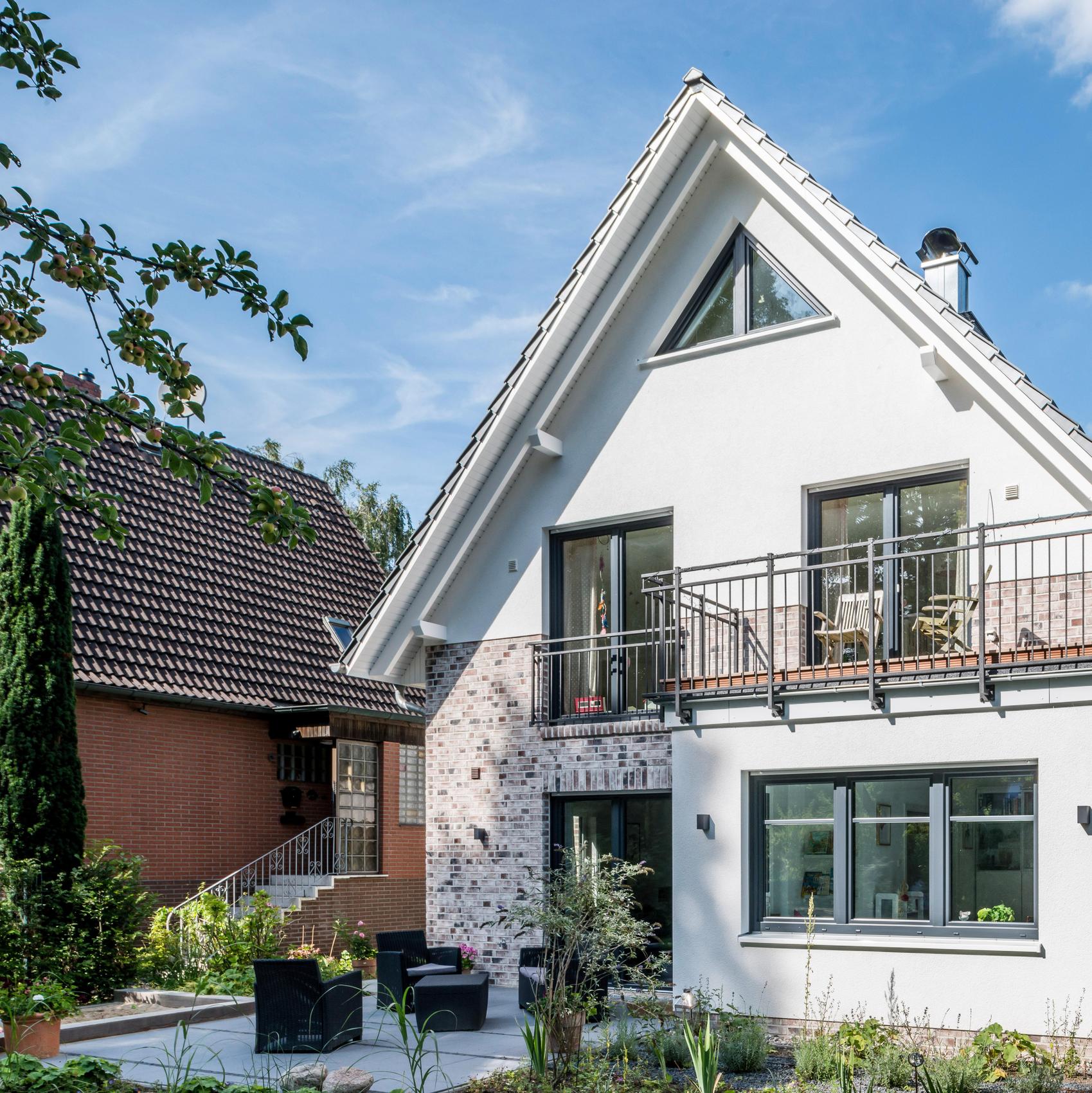 Zwei nebeneinander stehende Einfamilienhäuser von Viebrockhaus.