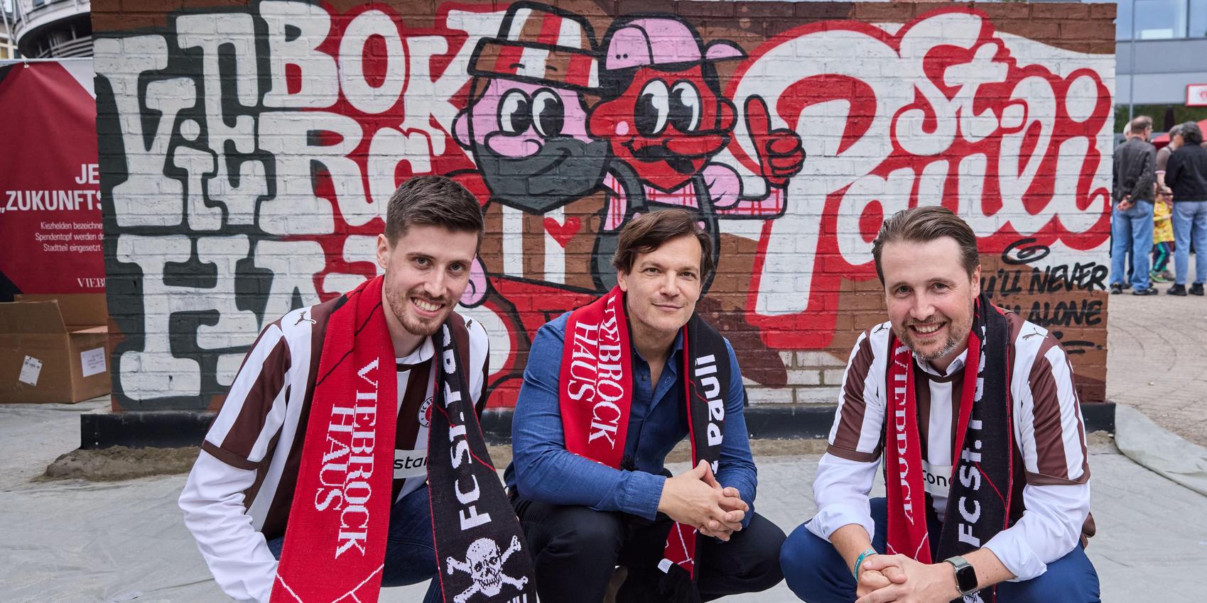 Eine wertebasierte Partnerschaft: FC St. Pauli Geschäftsführer Wilken Engelbracht (Mitte) gemeinsam mit den Brüdern und CEOs Lars Viebrock (links) und Dirk Viebrock vor der Zukunftswand.