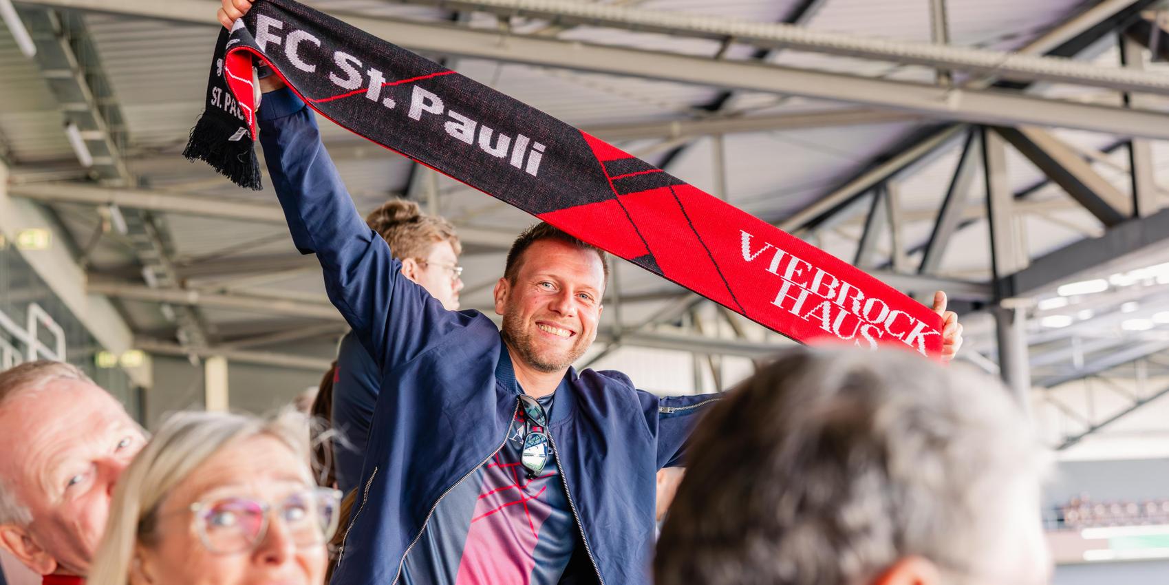 Mann mit Fanschal