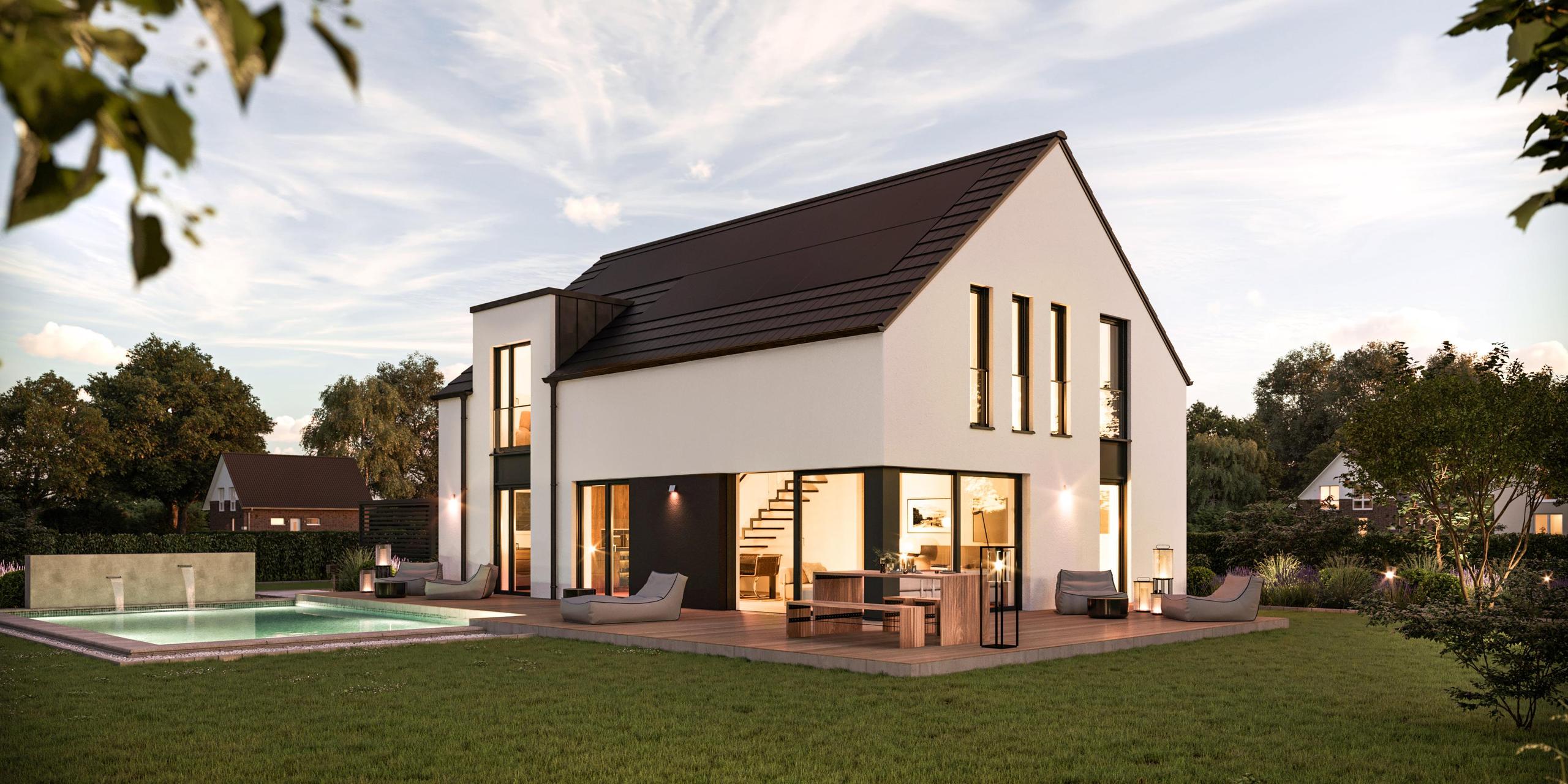 Ansicht eines Einfamilienhauses mit zwei Etagen in der Dämmerung. Das Haus hat einen Garten mit Pool und eine große, umlaufende Terrasse. Es handelt sich um das Maxime 380 von Viebrockhaus