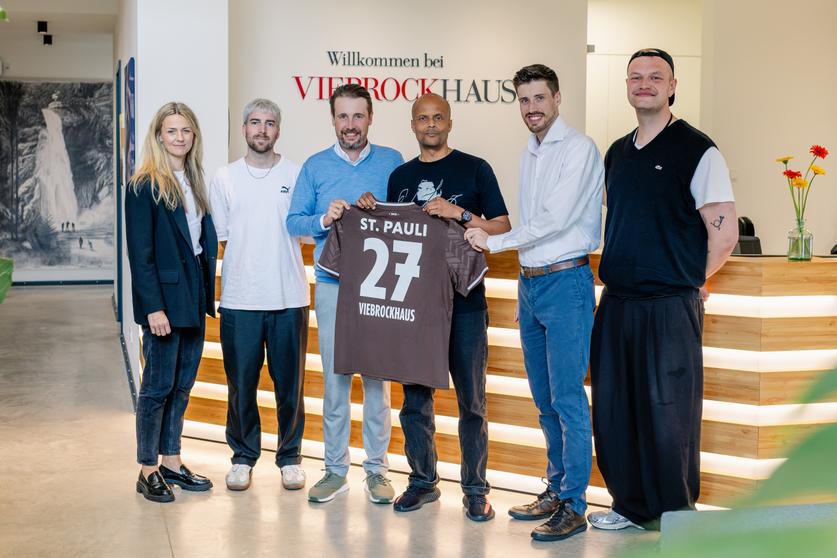 Das FC St. Pauli Team übergibt ein Trikot an Lars und Dirk Viebrock (CEOs der Viebrockhaus AG). 