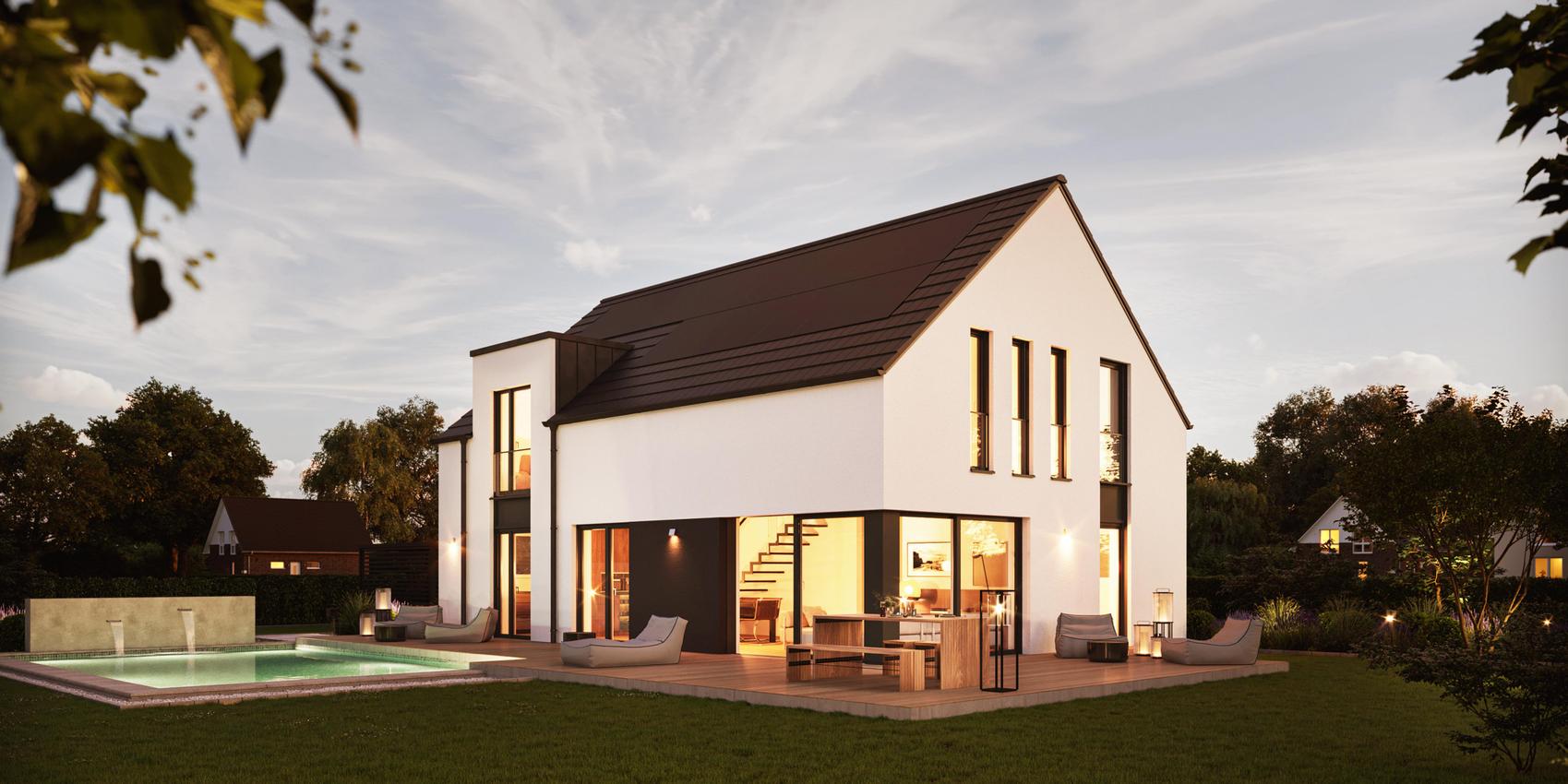 Ansicht eines Einfamilienhauses mit zwei Etagen in der Dämmerung. Das Haus hat einen Garten mit Pool und eine große, umlaufende Terrasse. Es handelt sich um das Maxime 380 von Viebrockhaus