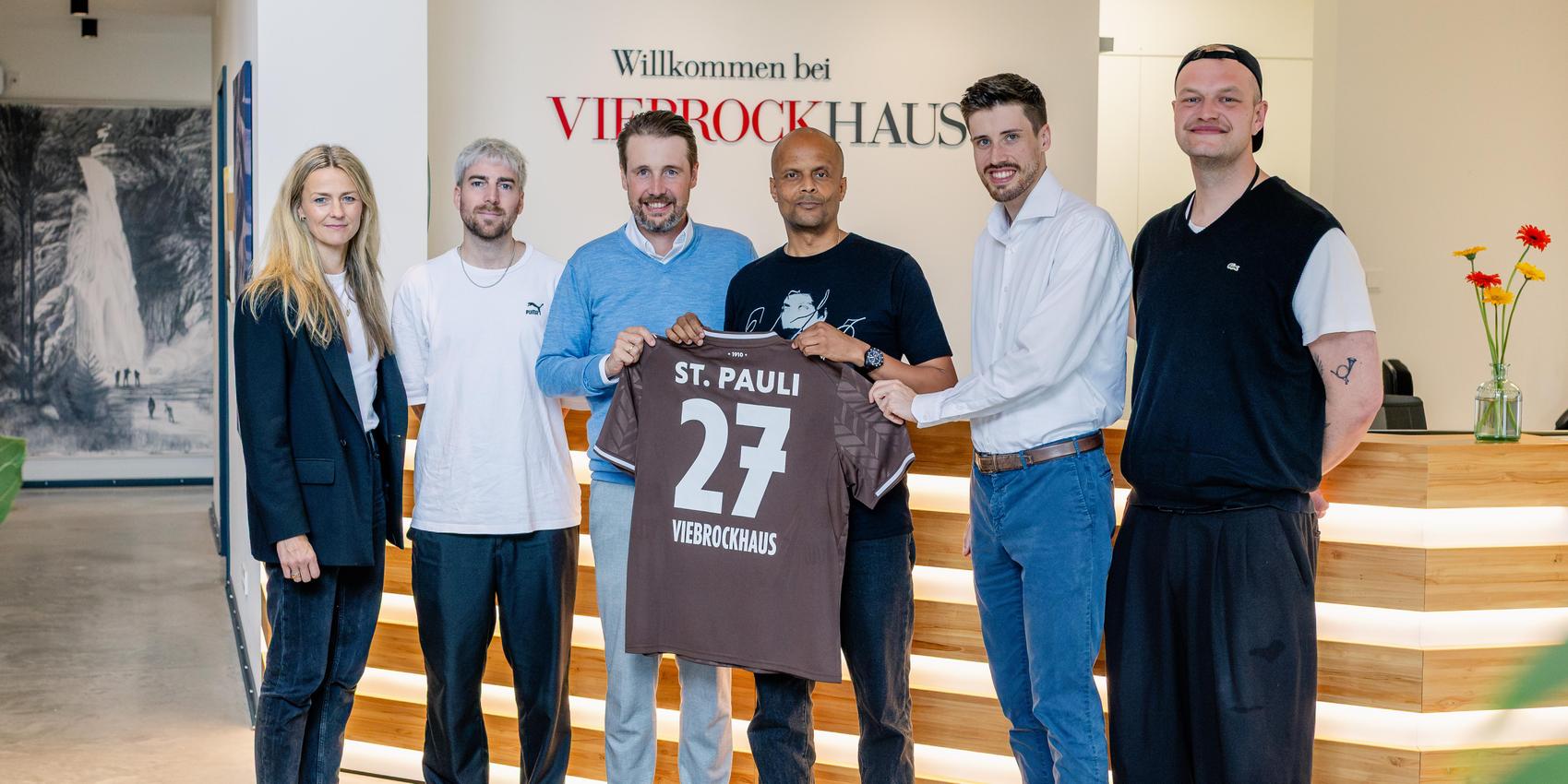 Das FC St. Pauli Team übergibt ein Trikot an Lars und Dirk Viebrock (CEOs der Viebrockhaus AG). 