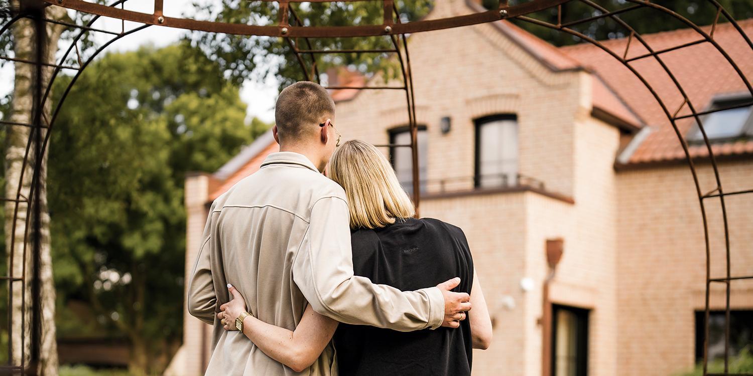 Ein Paar umarmt sich vor ihrem Viebrockhaus