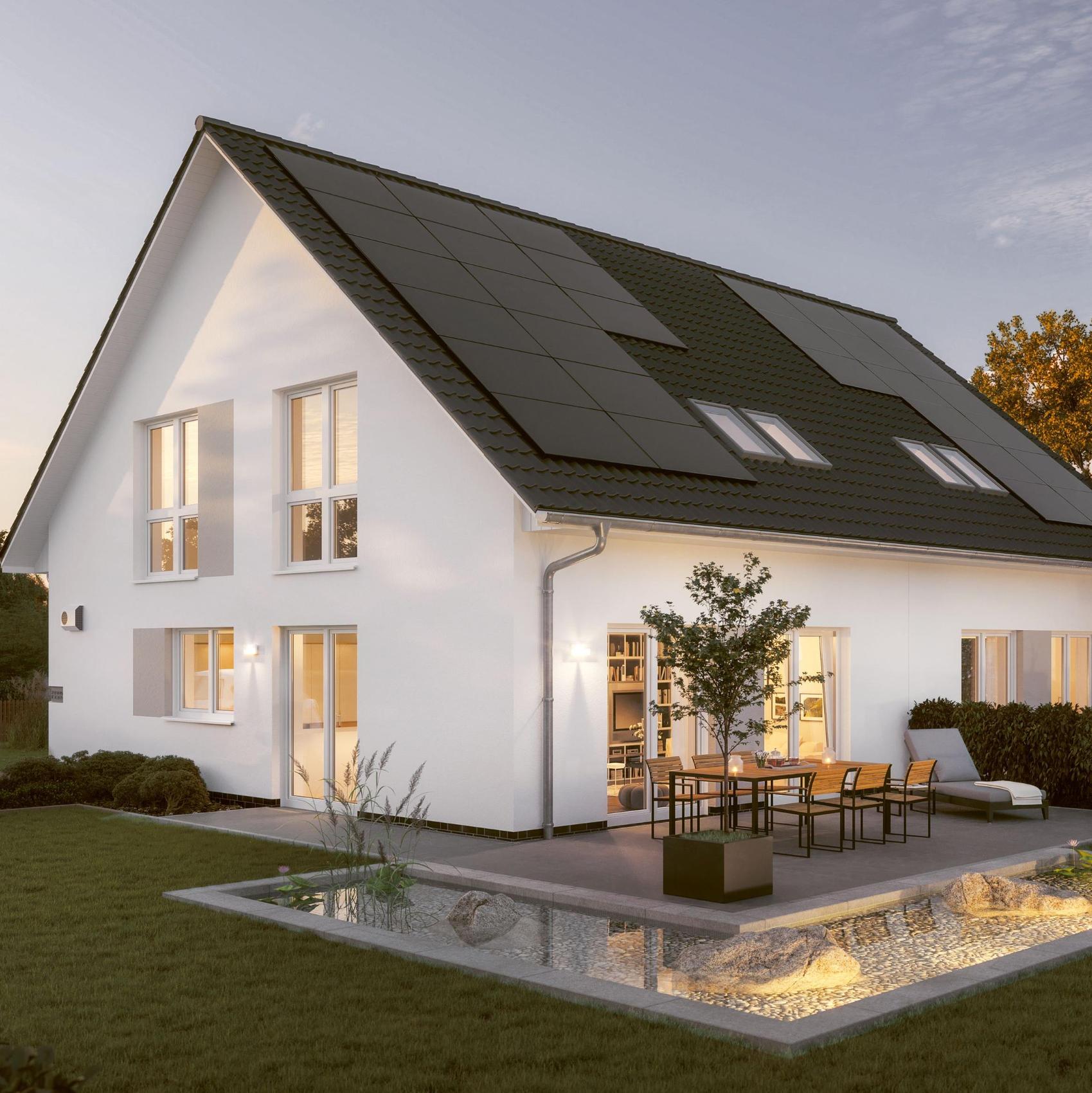 Haus mit Klinkerfassade und Photovoltaik-Anlage auf dem Dach