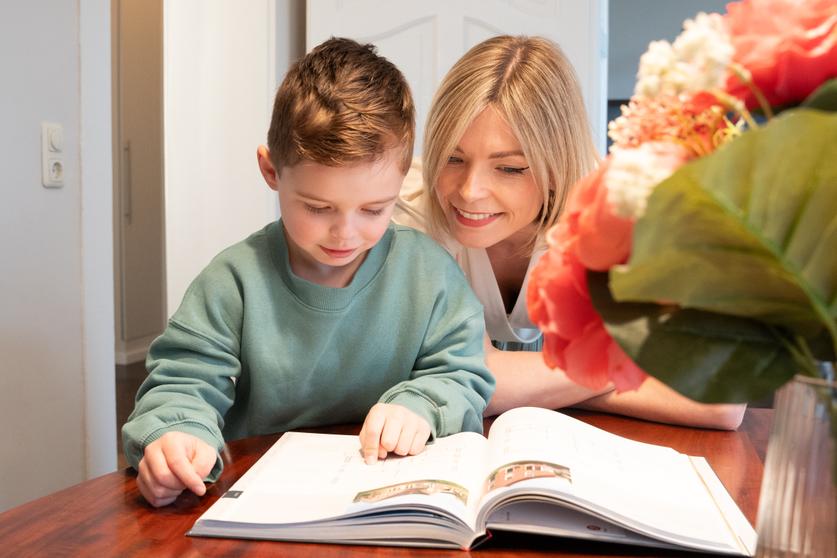 Mutter und Sohn blättern im Viebrockhaus Katalog 2026