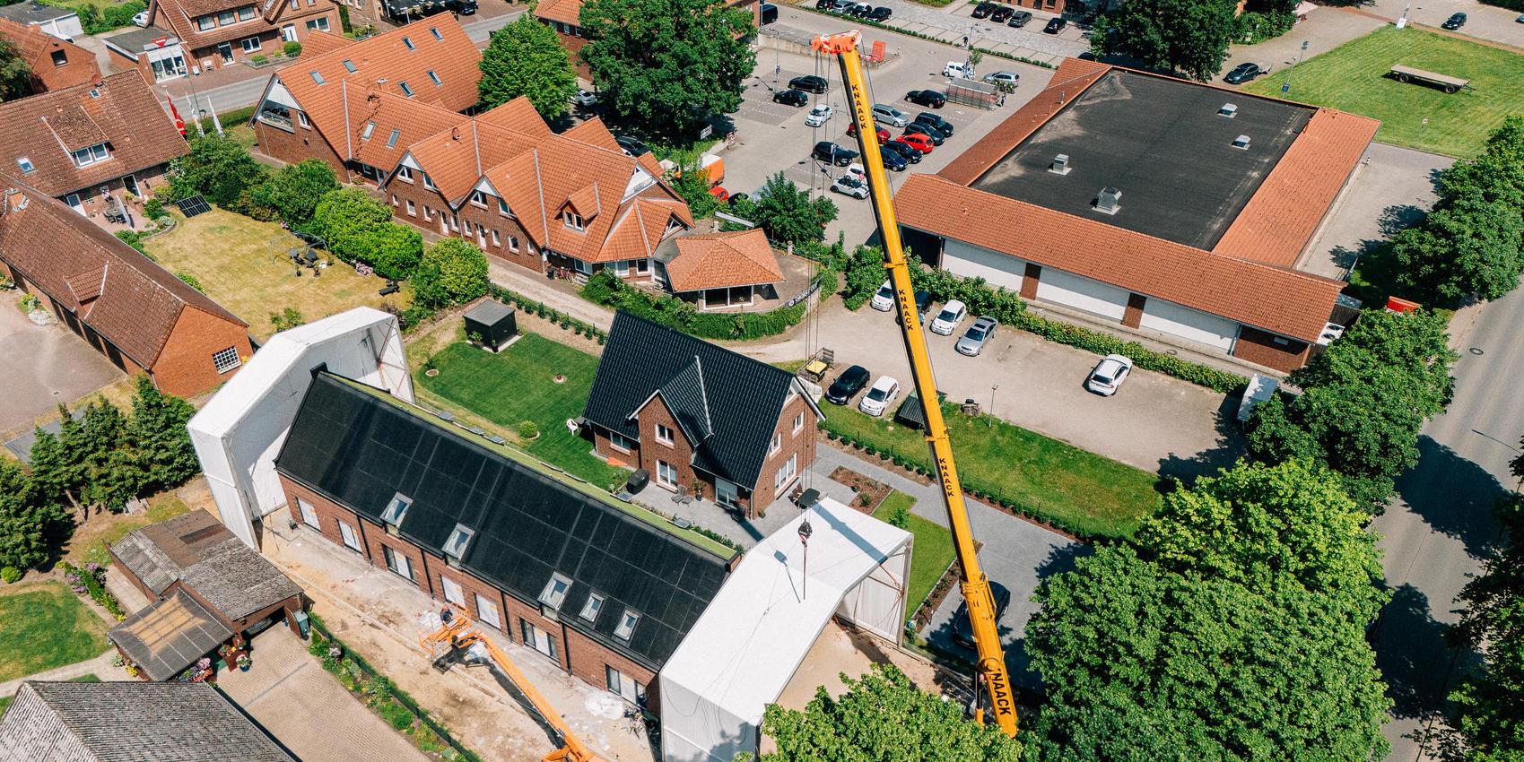Blick von oben auf eine Baustelle mit Kran