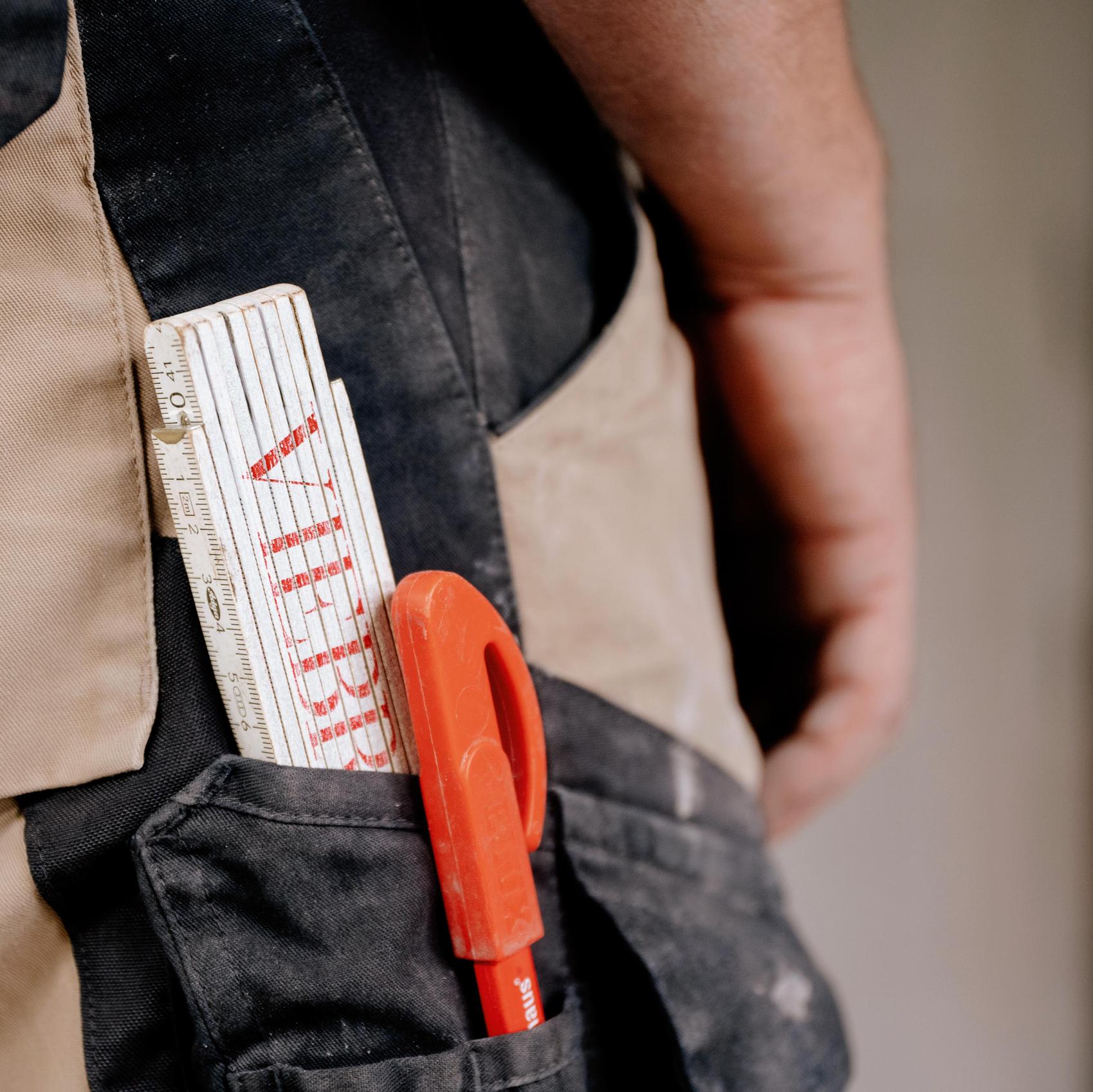 Viebrockhaus Zollstock in einer Handwerkerhose