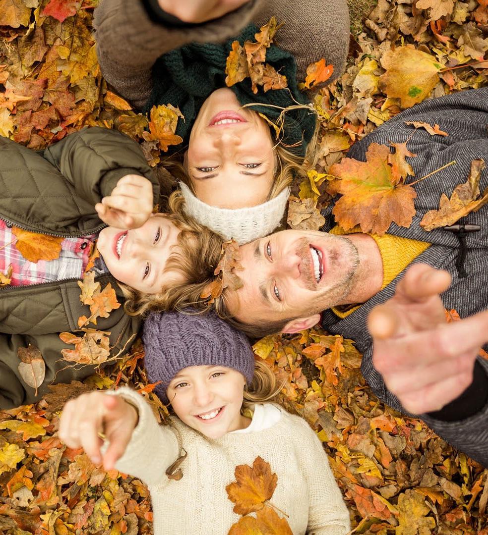 Glückliche Familie im Herbstlaub
