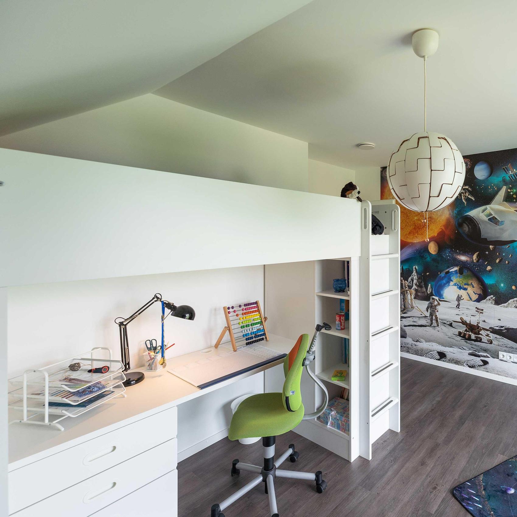 Blick in ein Kinderzimmer mit Hochbett und Schreibtisch