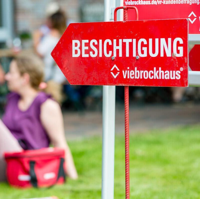 rotes Schild welches zu einer Besichtigung von Viebrockhaus zeigt