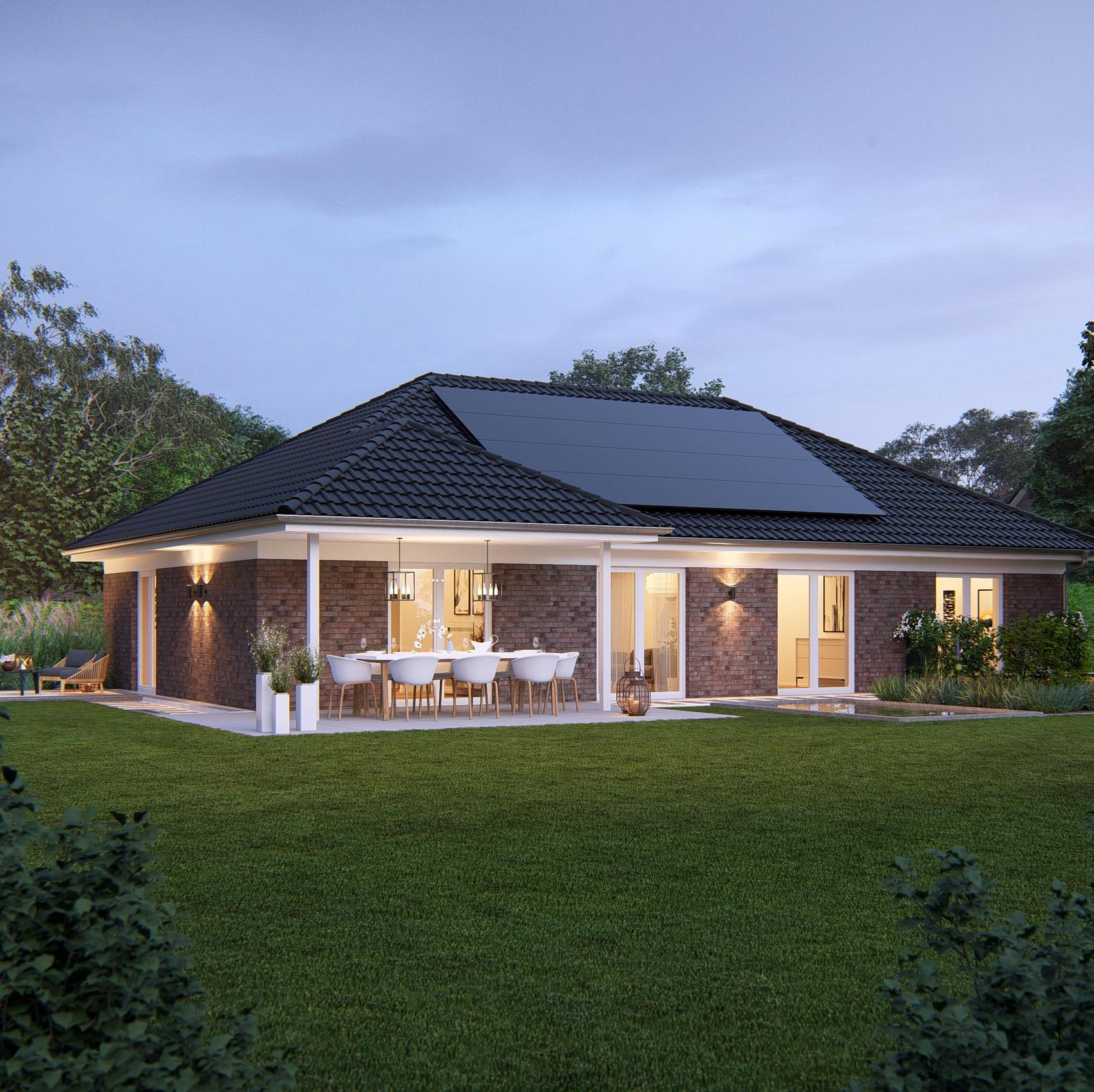 Weißer Bungalow mit überdachter Terrasse und Photovoltaikanlage.