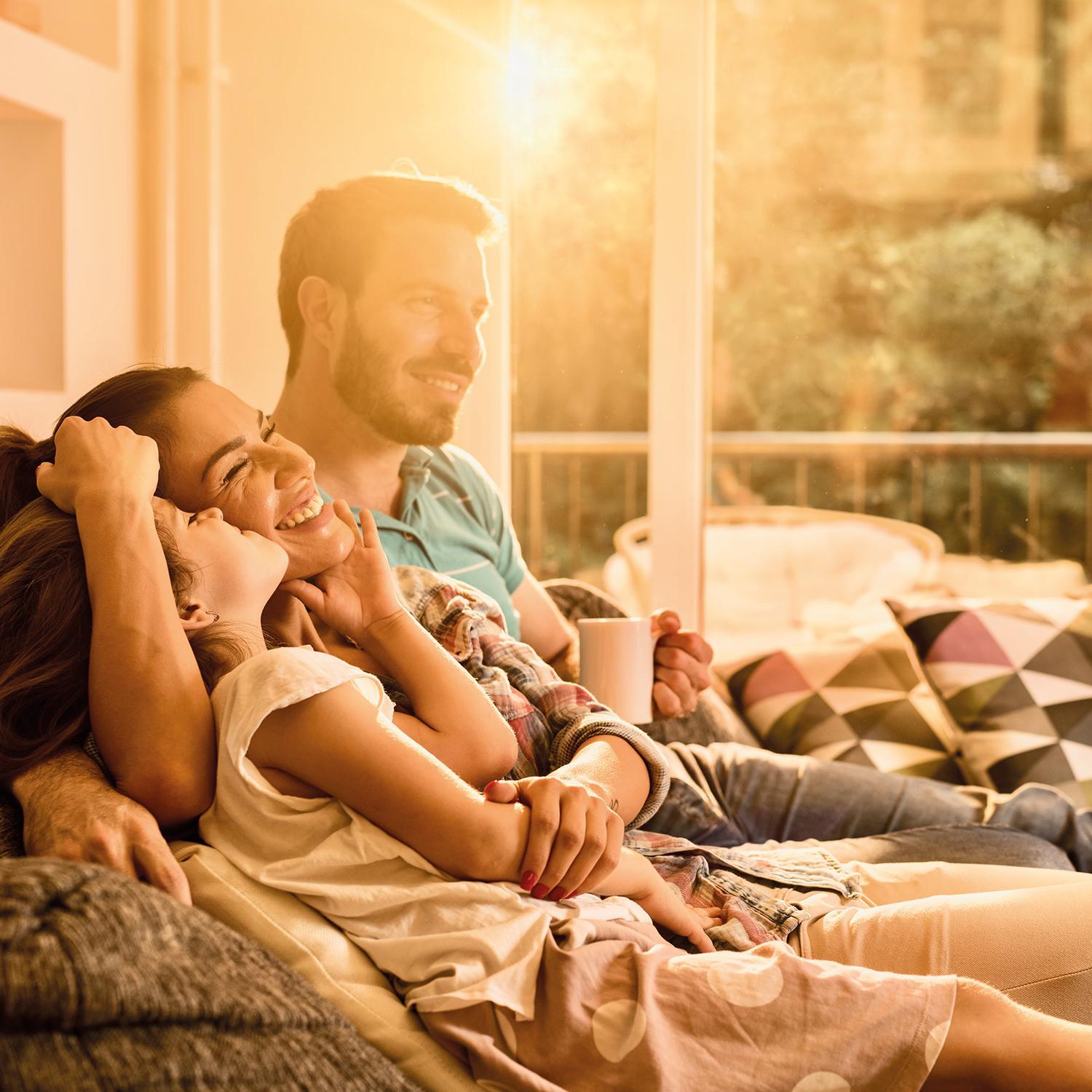 Familie auf dem Sofa