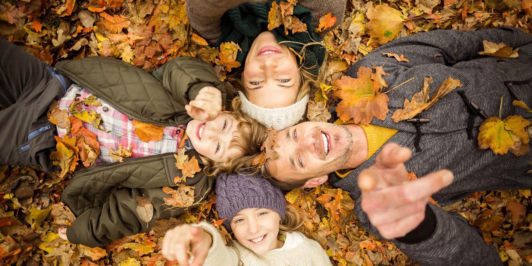 Glückliche Familie im Herbstlaub