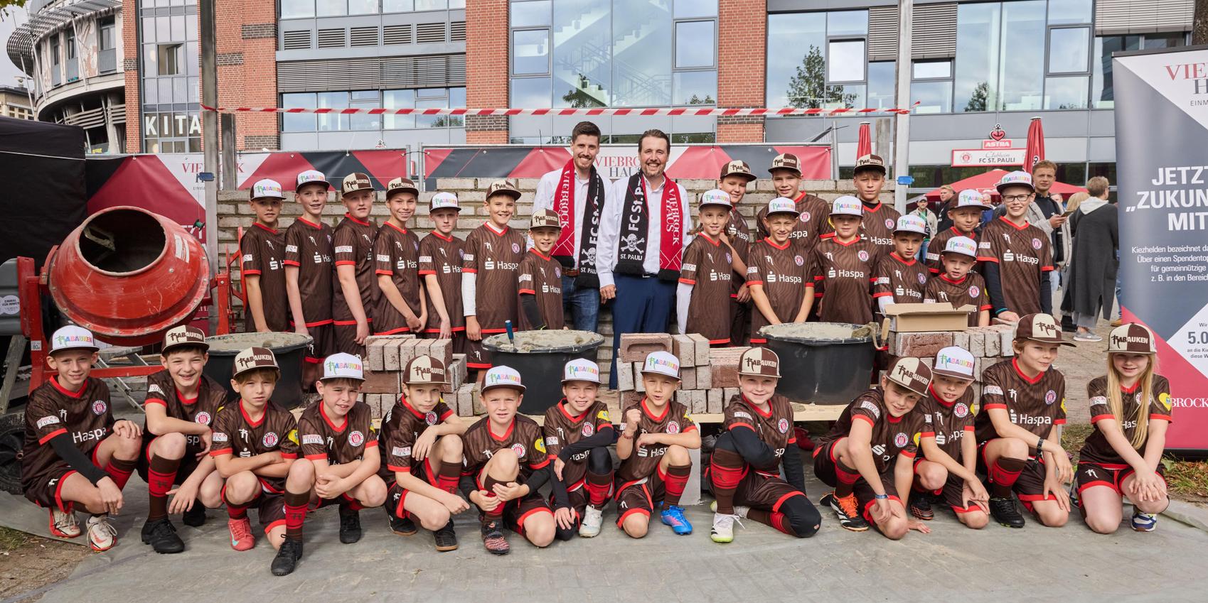 Die Einlaufkinder vom FC St. Pauli gemeinsam mit Viebrockhaus CEOs Lars und Dirk Viebrock (v. l.).  