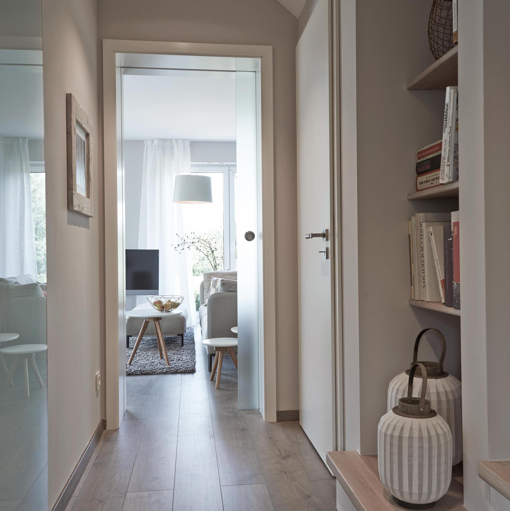 Blick in einen Hausflur mit Bücherregalen