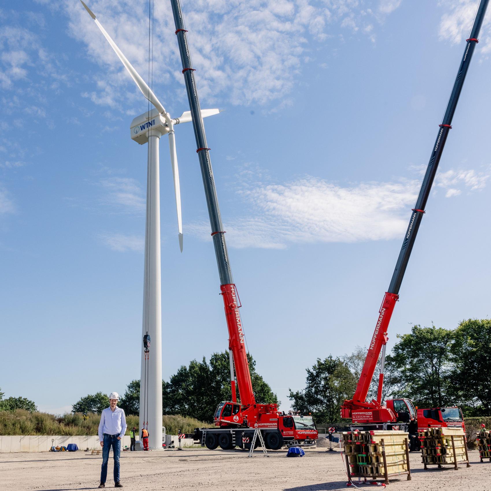 Lars Viebrock (CEO Viebrockhaus AG) vor der neuen Windkraftanlage in Weißenfelde.