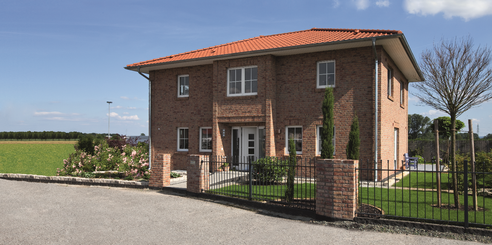 Verklinkertes Viebrockhaus mit angelegtem Garten in offener Bauweise