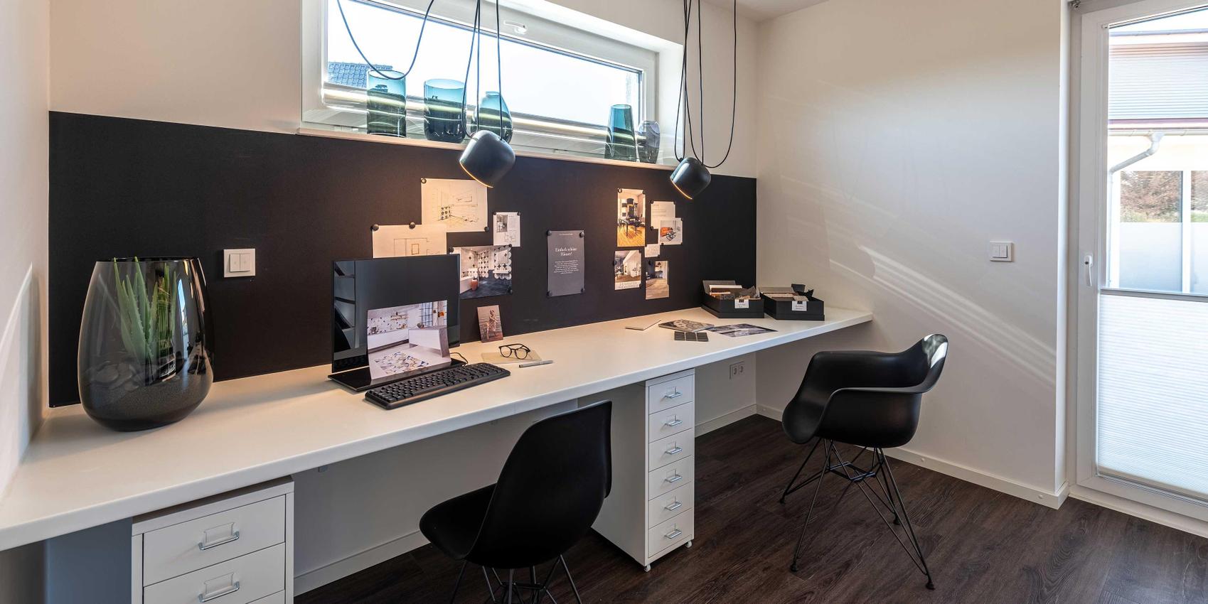 Blick in ein Arbeitszimmer mit zwei Arbeitsplätzen