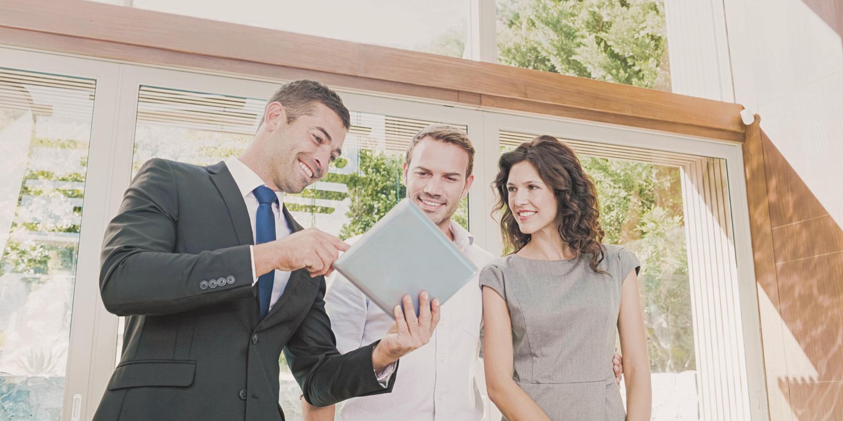 Zwei Hausbesitzende im Beratungsgespräch