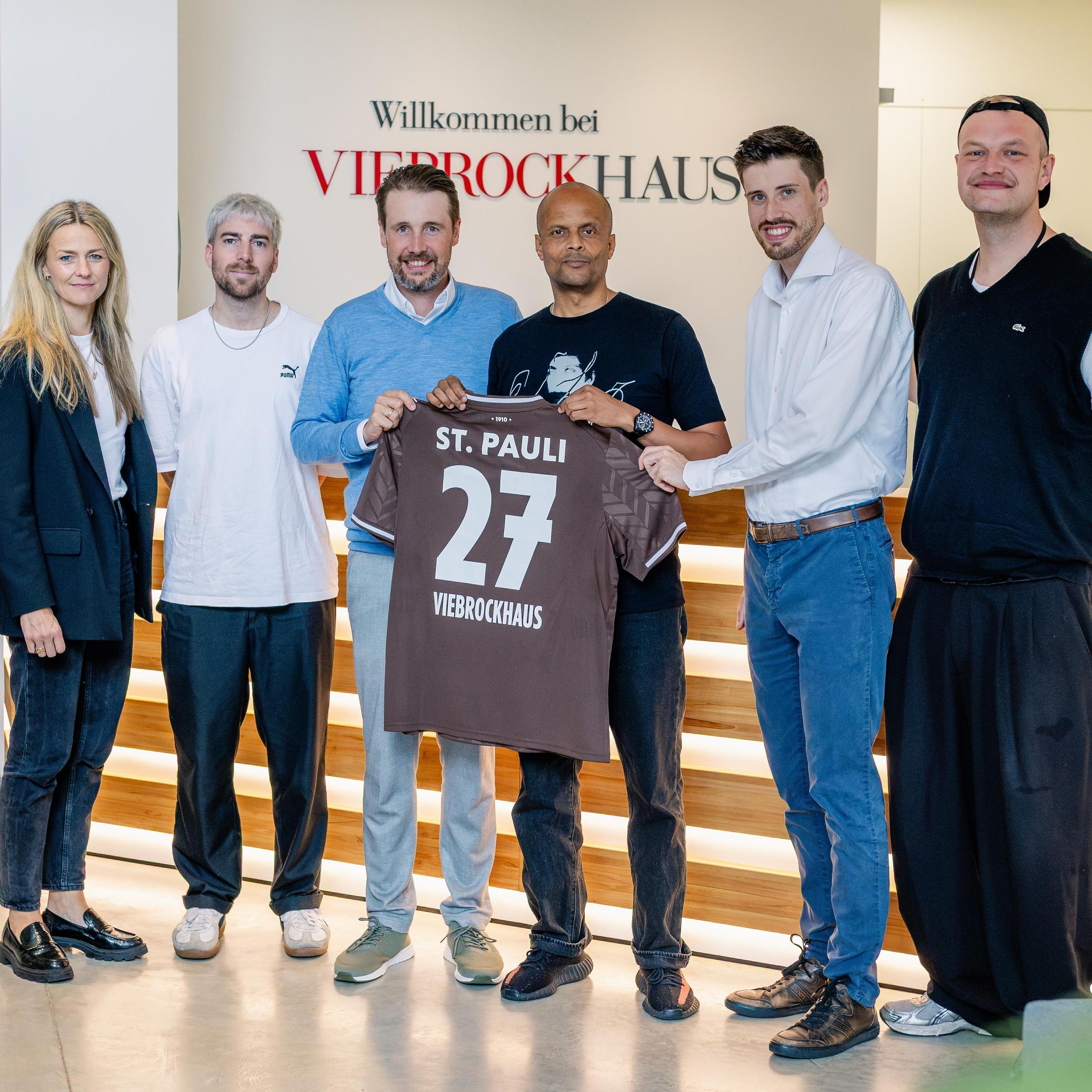 Das FC St. Pauli Team übergibt ein Trikot an Lars und Dirk Viebrock (CEOs der Viebrockhaus AG). 
