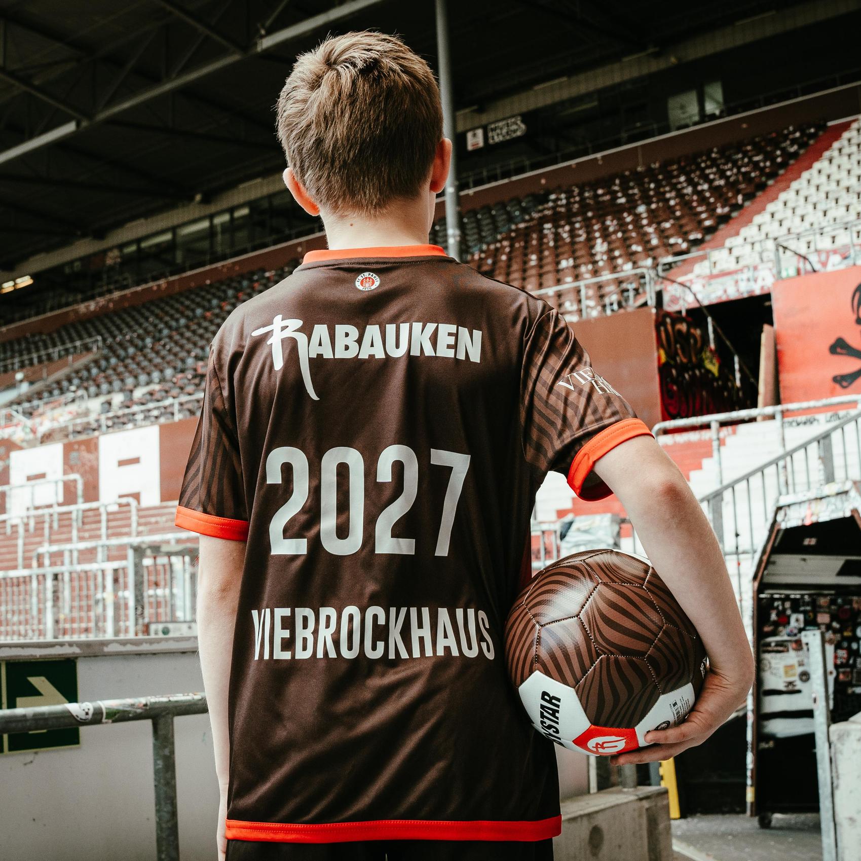 Kind mit Ball  im FC St. Pauli Stadion