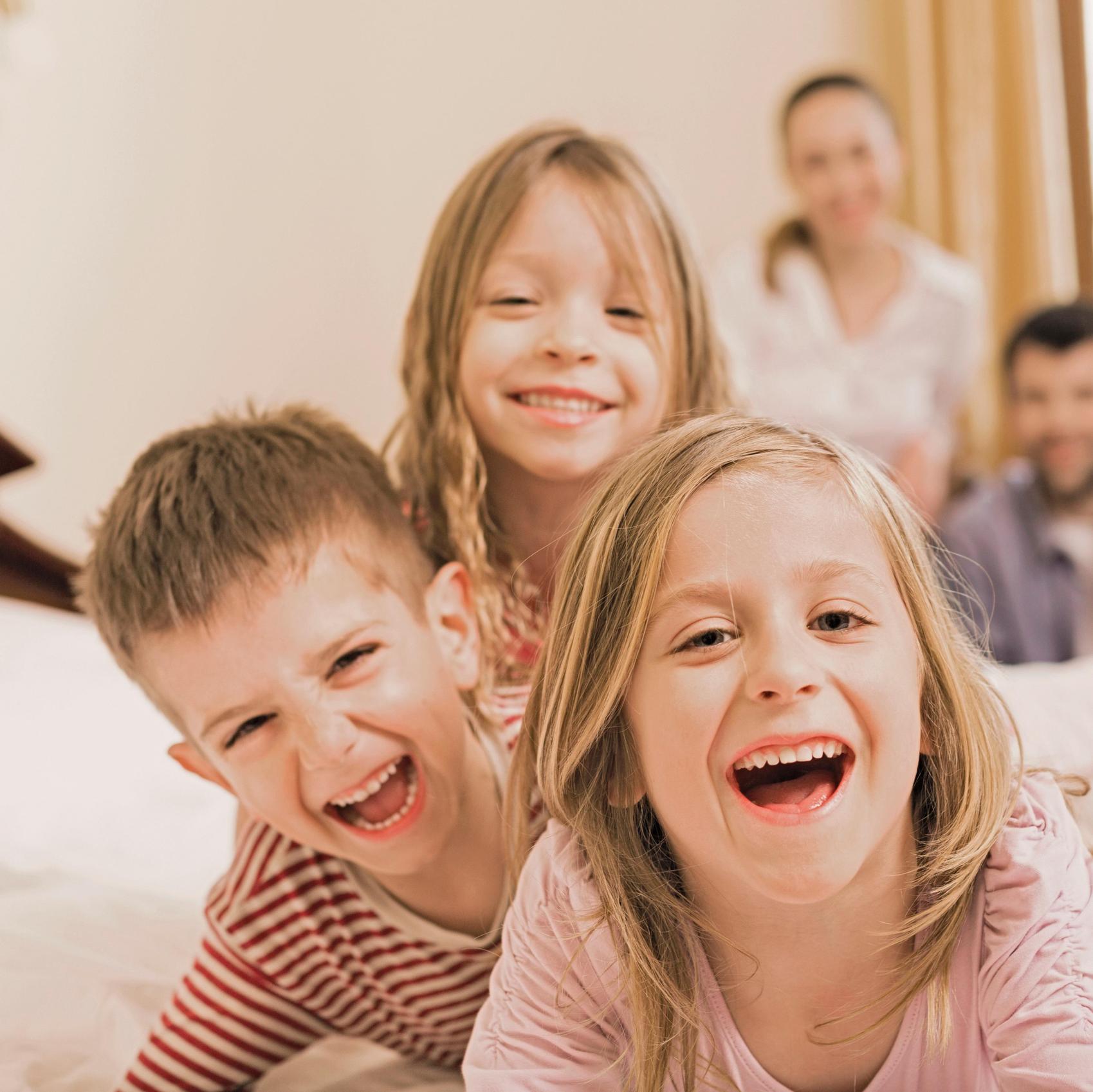 Lachende Kinder auf einem Sofa