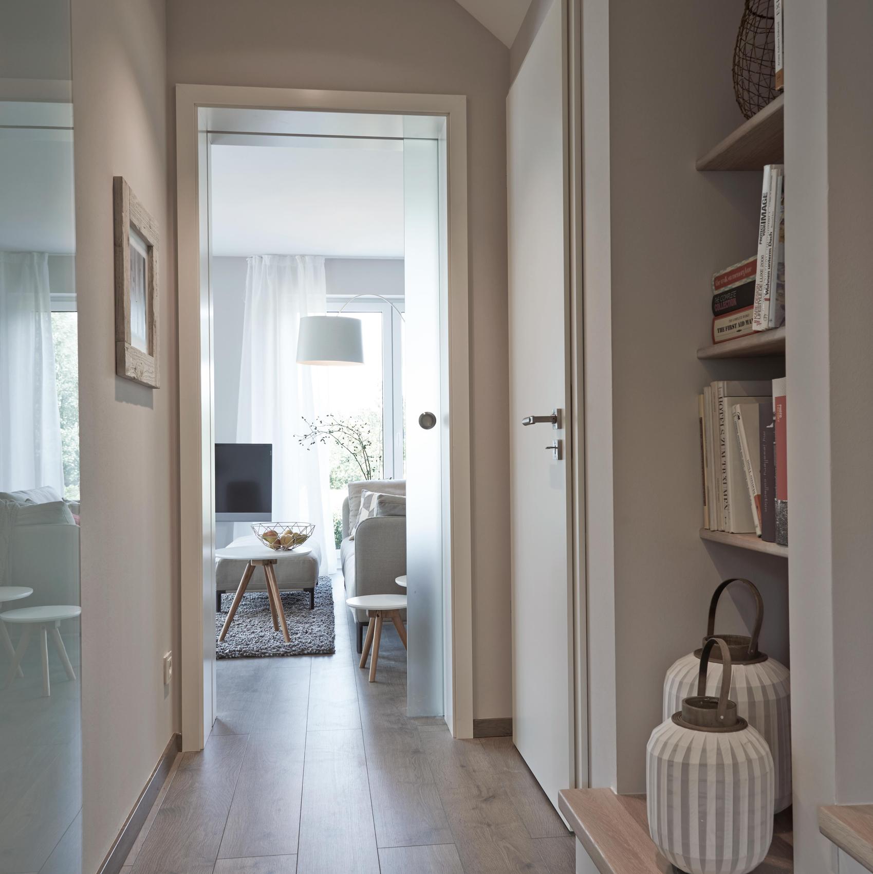 Blick in einen Hausflur mit Bücherregalen