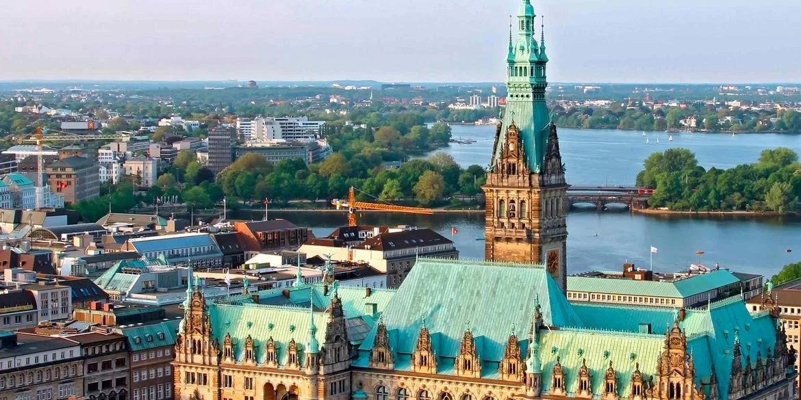 Hamburger Rathaus von oben. Viebrockhaus baut Massivhäuser in der Hansestadt Hamburg