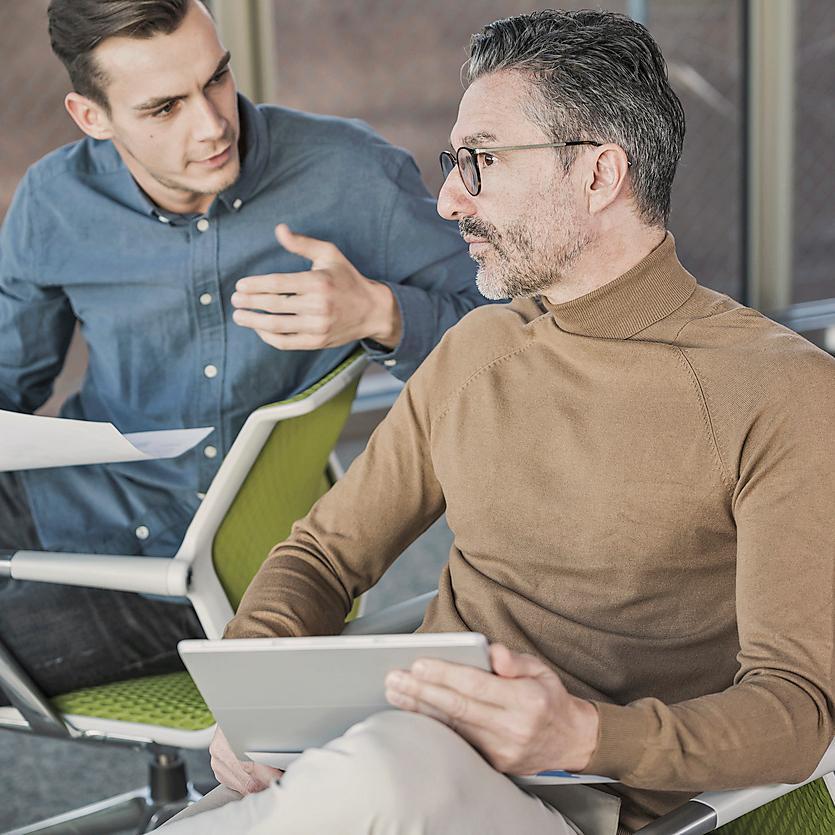 Zwei Männer besprechen die Hausplanung mit Viebrockhaus